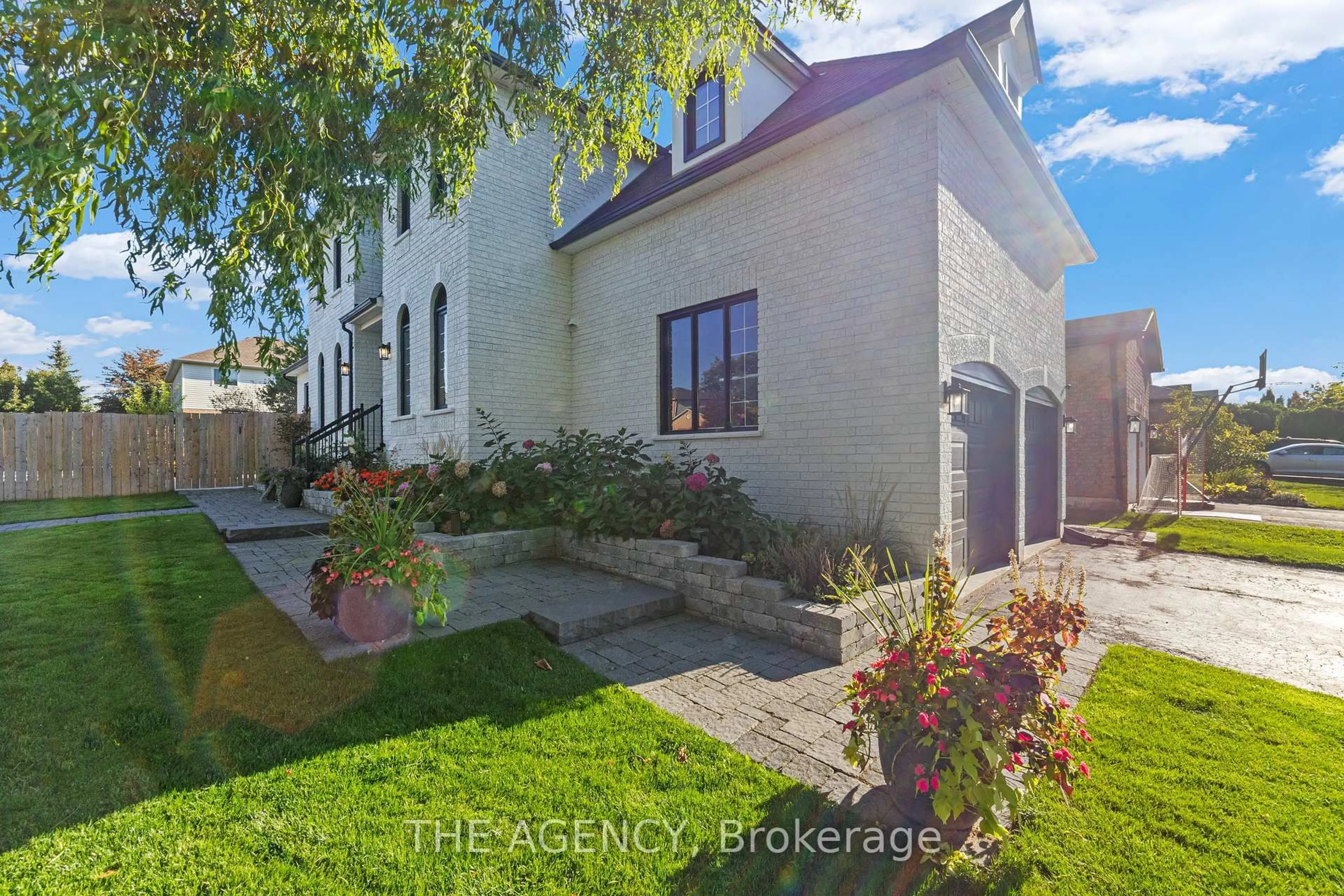 A pic from outside/outdoor area/front of a property/back of a property/a pic from drone, street for 28 Fenwick Pl, Hamilton Ontario L8B 0P5