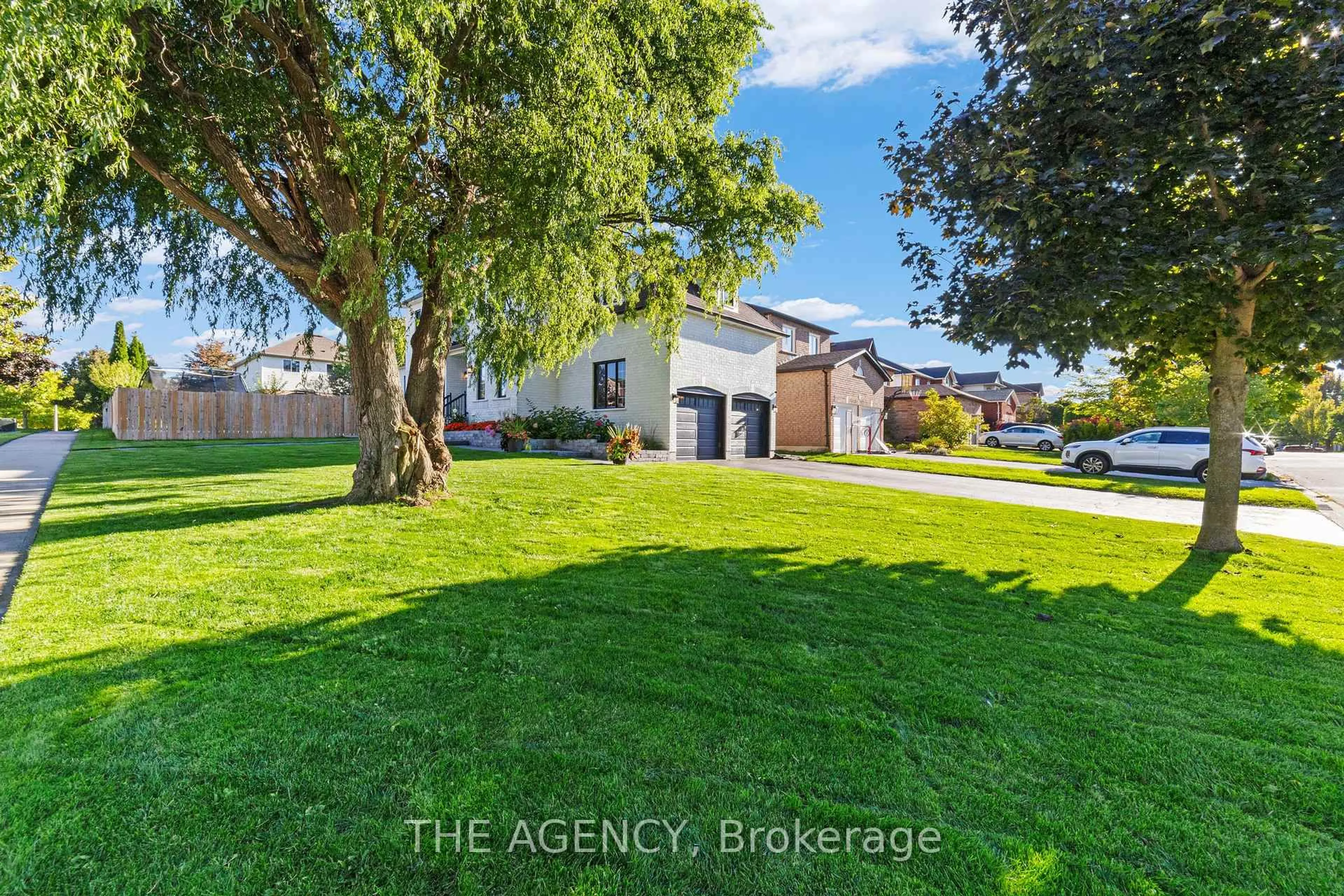 A pic from outside/outdoor area/front of a property/back of a property/a pic from drone, street for 28 Fenwick Pl, Hamilton Ontario L8B 0P5