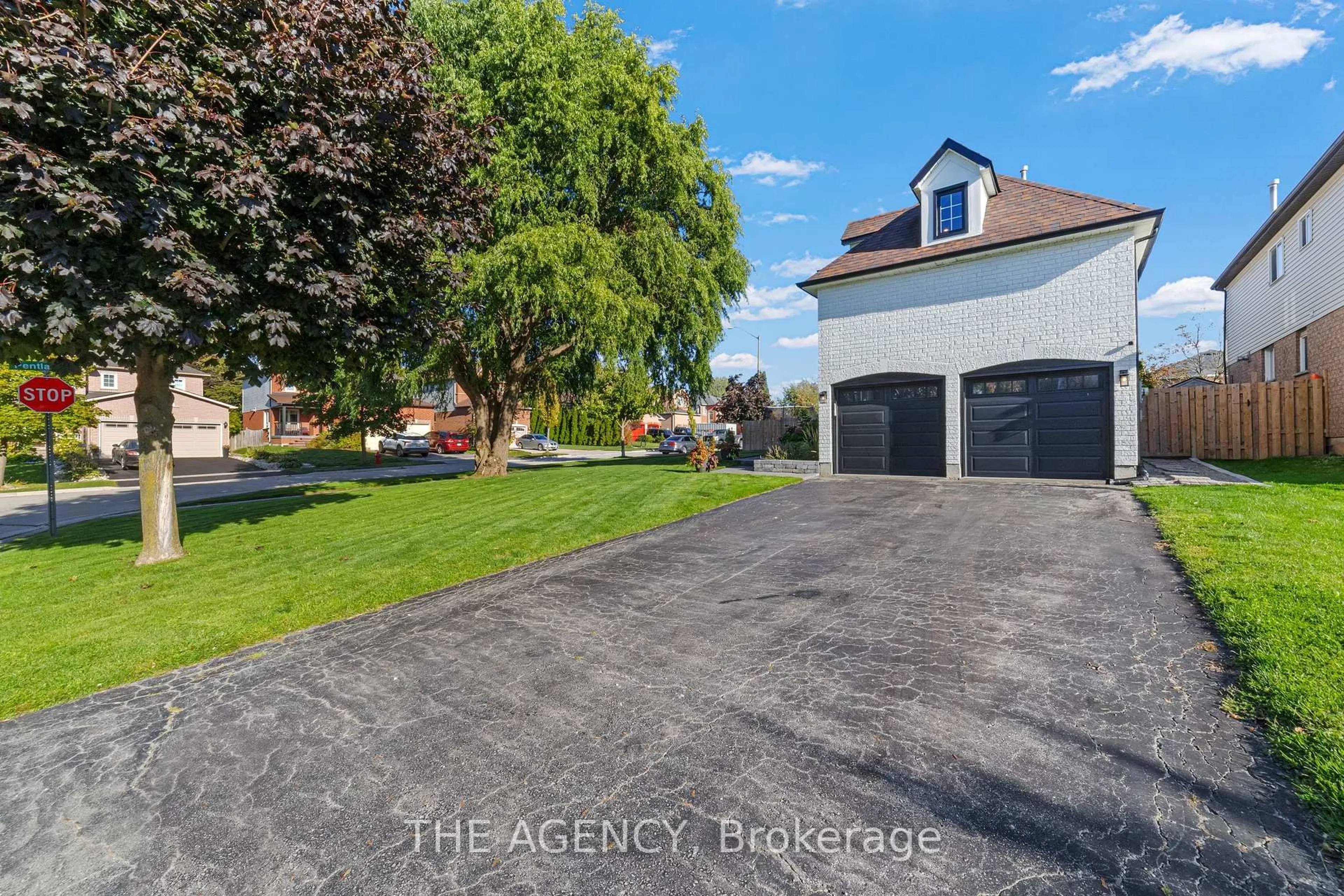 A pic from outside/outdoor area/front of a property/back of a property/a pic from drone, street for 28 Fenwick Pl, Hamilton Ontario L8B 0P5