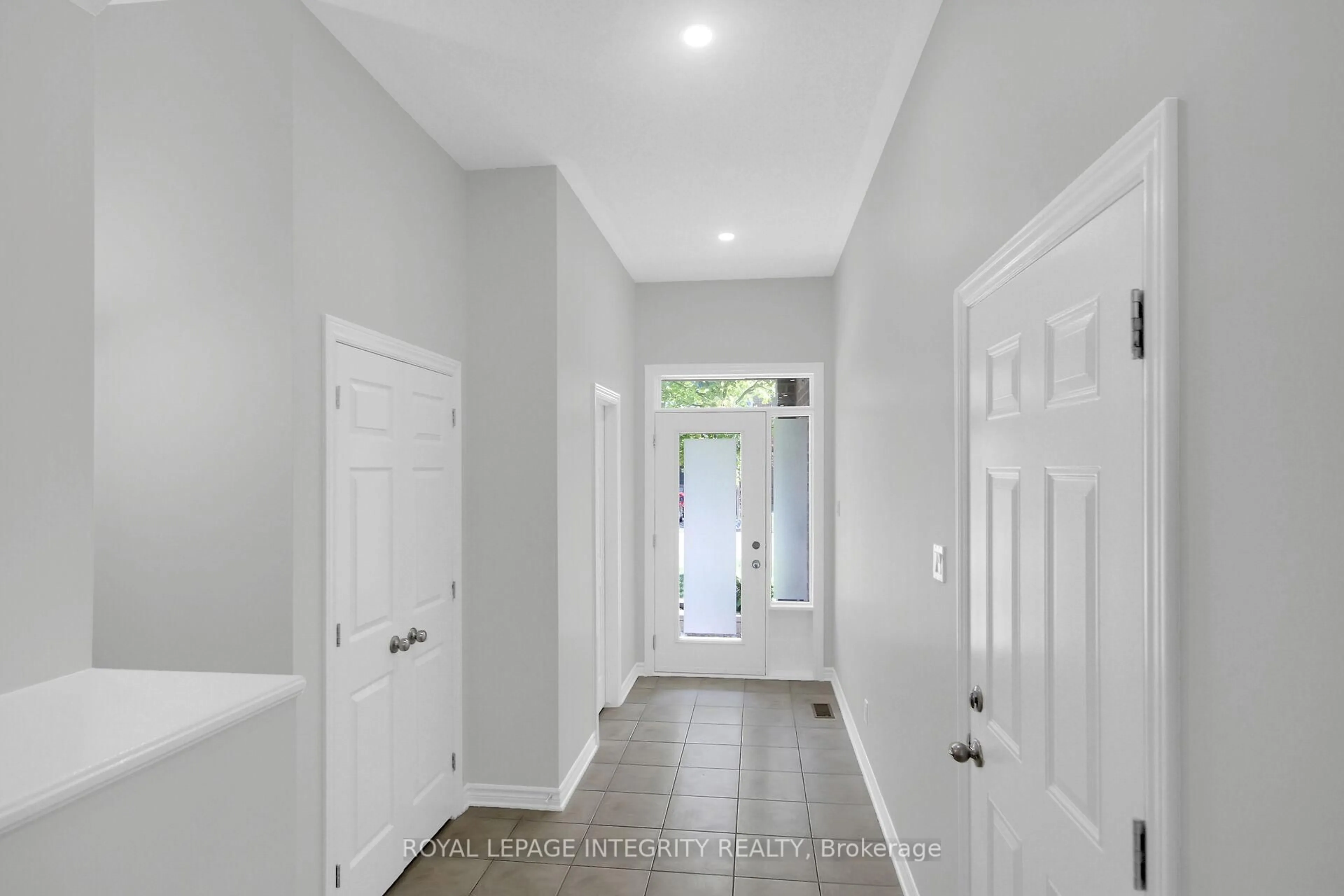 Indoor entryway for 105 Shepody Circ, Ottawa Ontario K1T 4H9