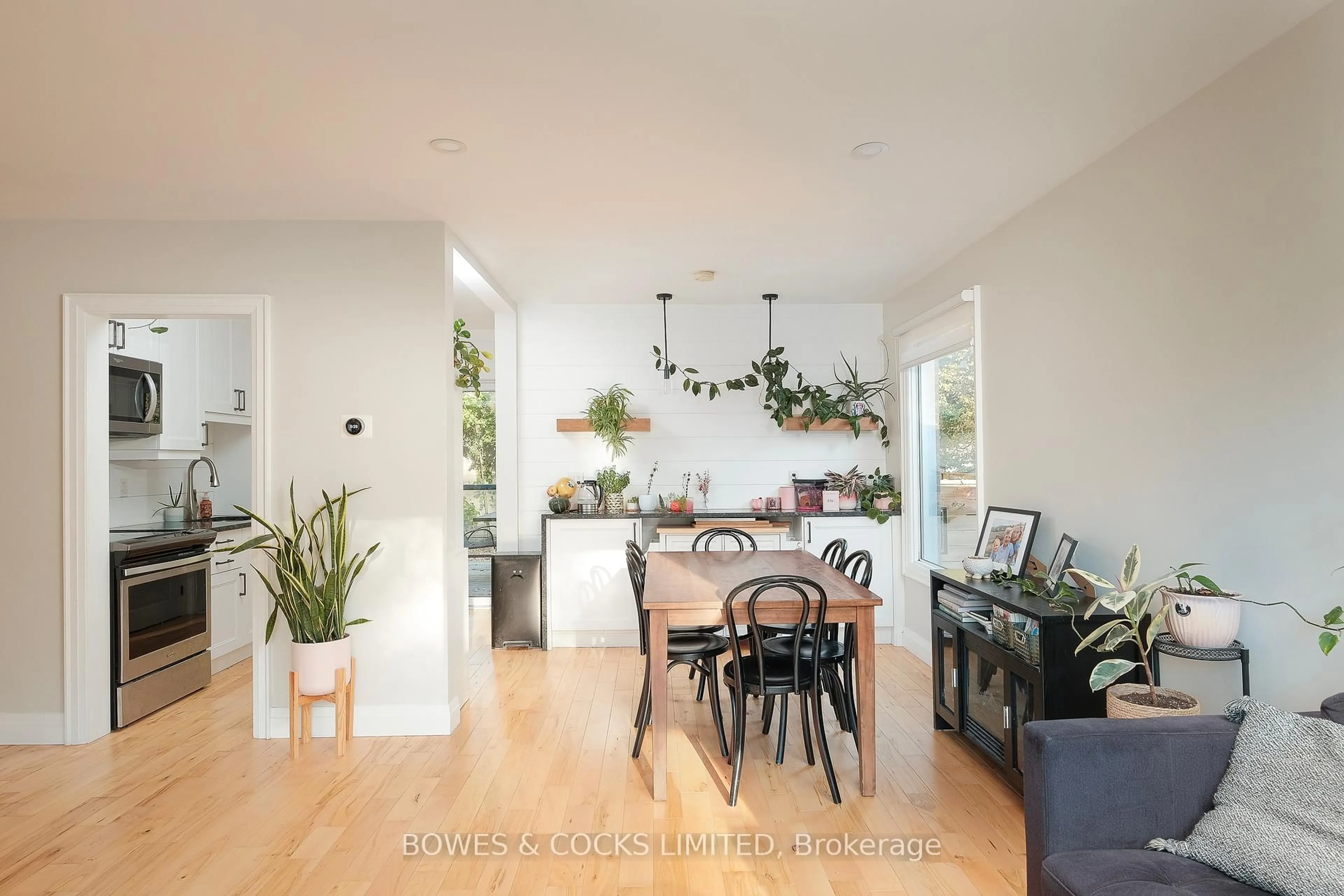 Open concept kitchen, wood/laminate floor for 1462 Westbrook Dr, Peterborough Ontario K9J 6R4