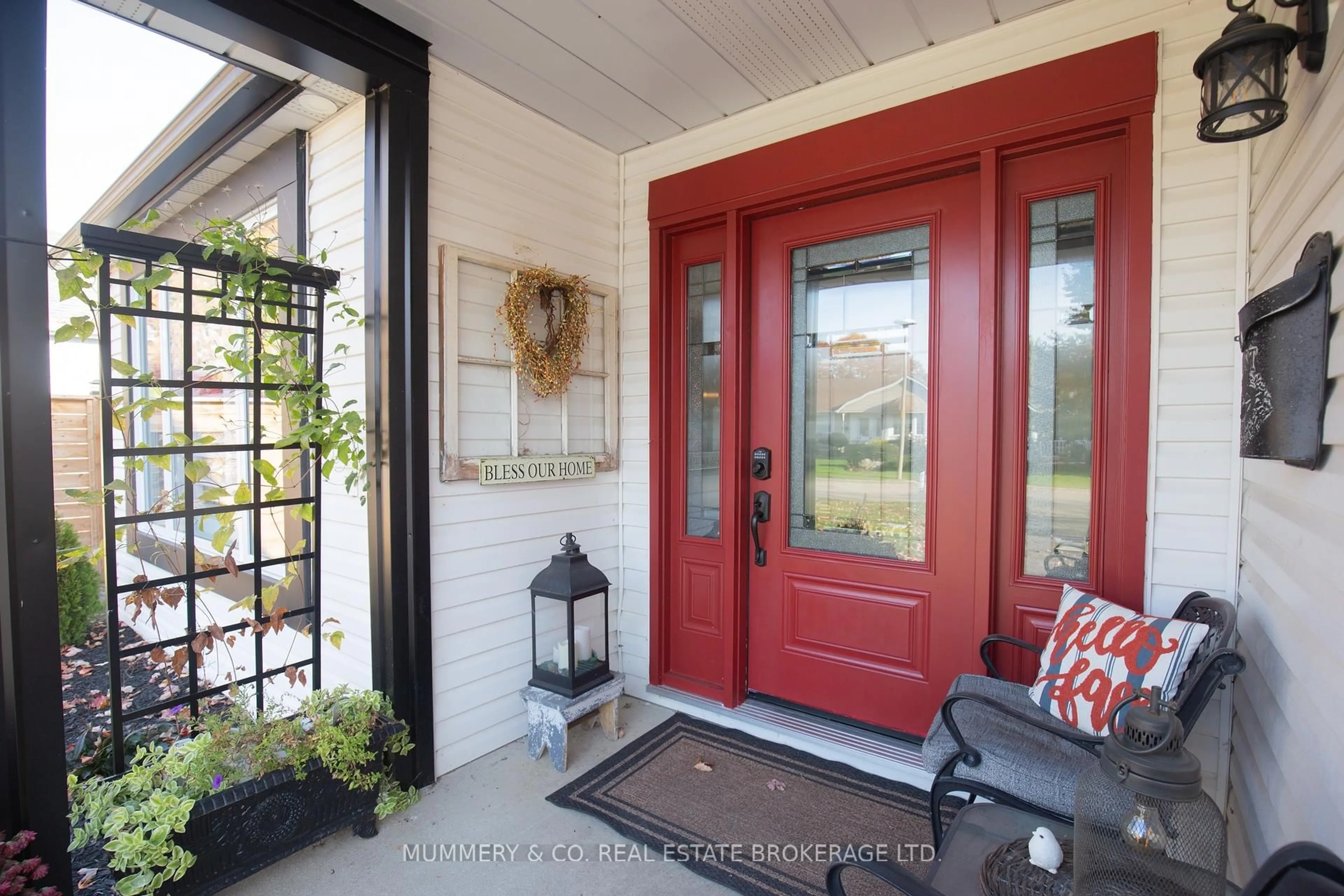 Indoor entryway for 51 Leslie Ave, Norfolk Ontario N0A 1N4