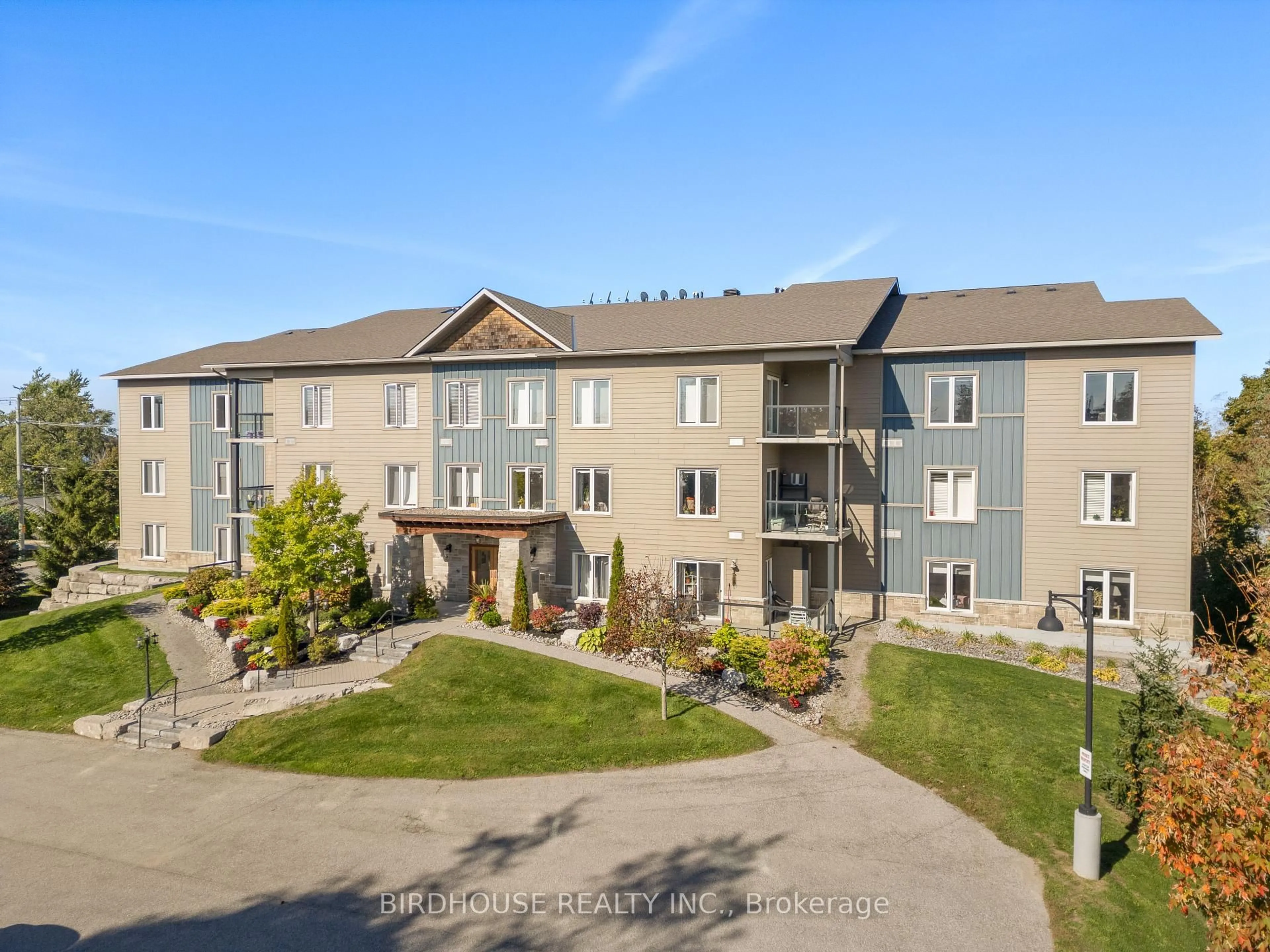 A pic from outside/outdoor area/front of a property/back of a property/a pic from drone, building for 94 Francis St #301, Kawartha Lakes Ontario K0M 1N0