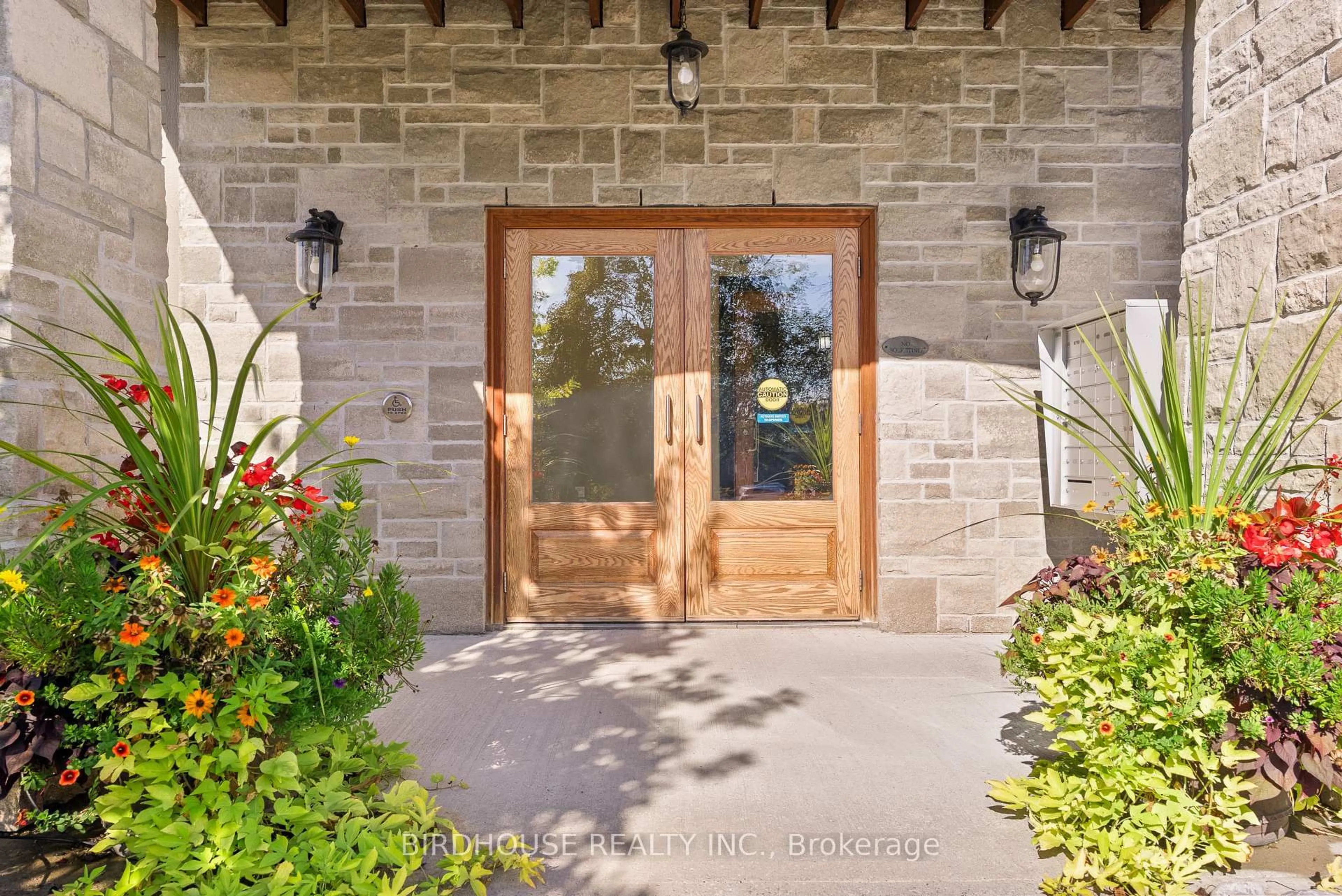 Indoor entryway for 94 Francis St #301, Kawartha Lakes Ontario K0M 1N0