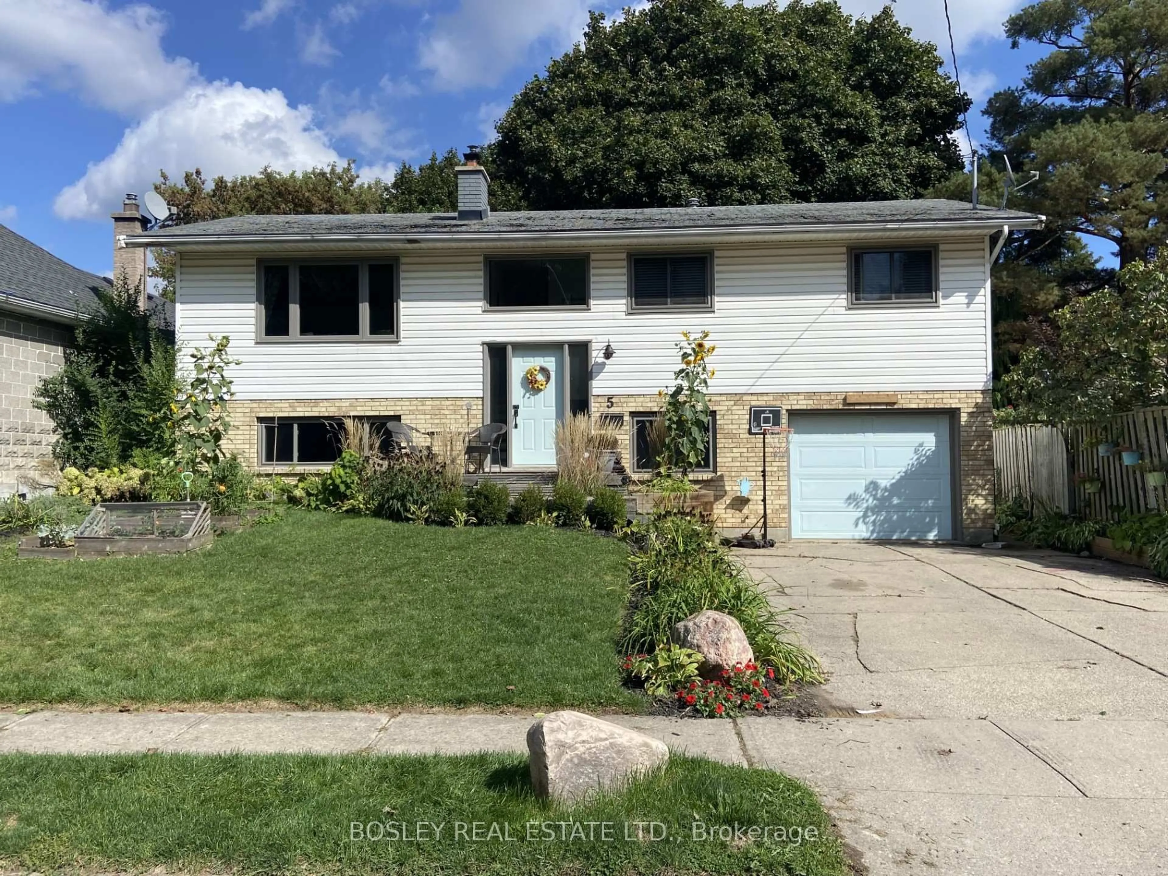 Home with vinyl exterior material, street for 5 Lowell St, Cambridge Ontario N1R 5E1