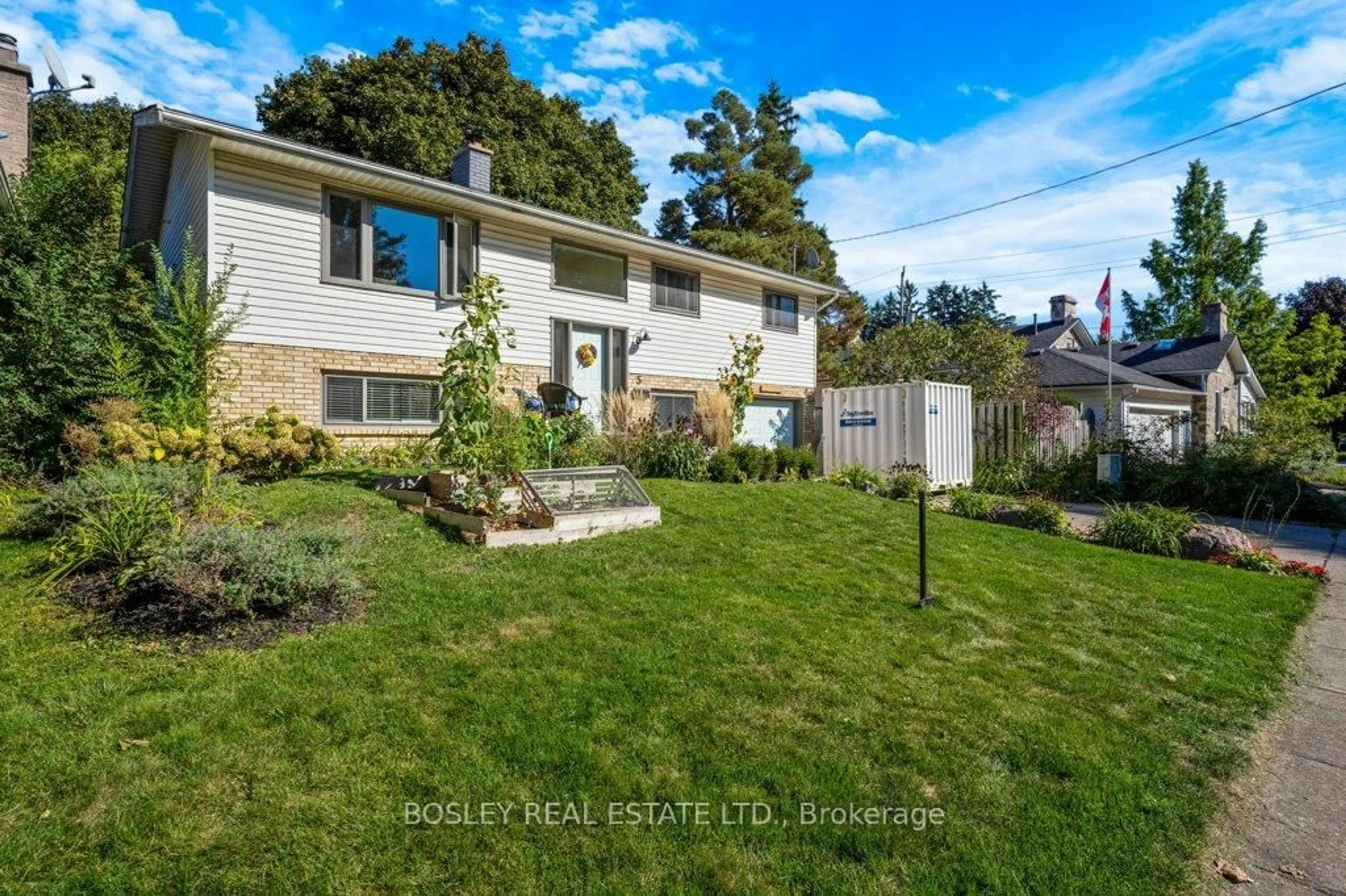 A pic from outside/outdoor area/front of a property/back of a property/a pic from drone, street for 5 Lowell St, Cambridge Ontario N1R 5E1