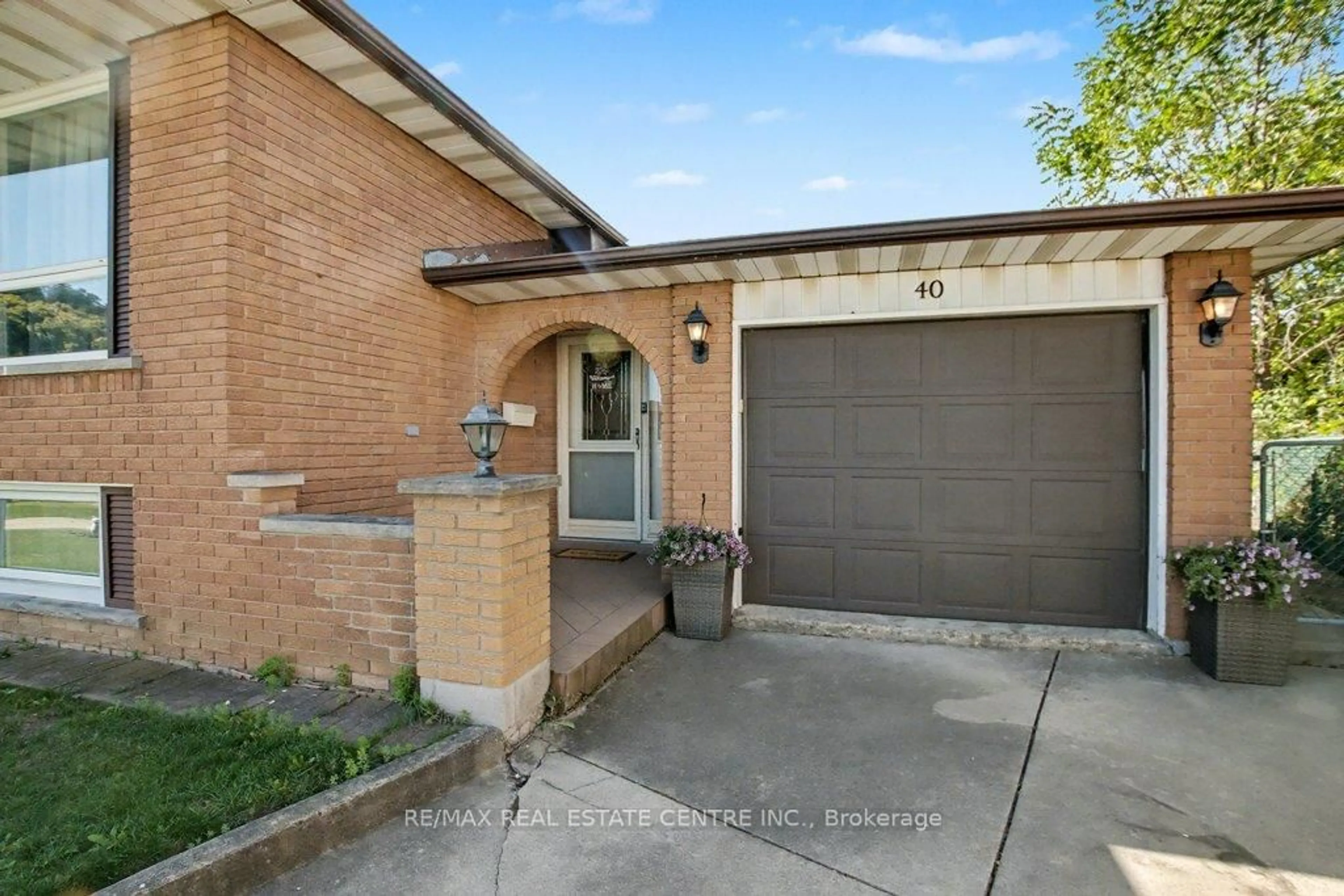 Home with brick exterior material, street for 40 Tara Crt, Hamilton Ontario L8K 6E6