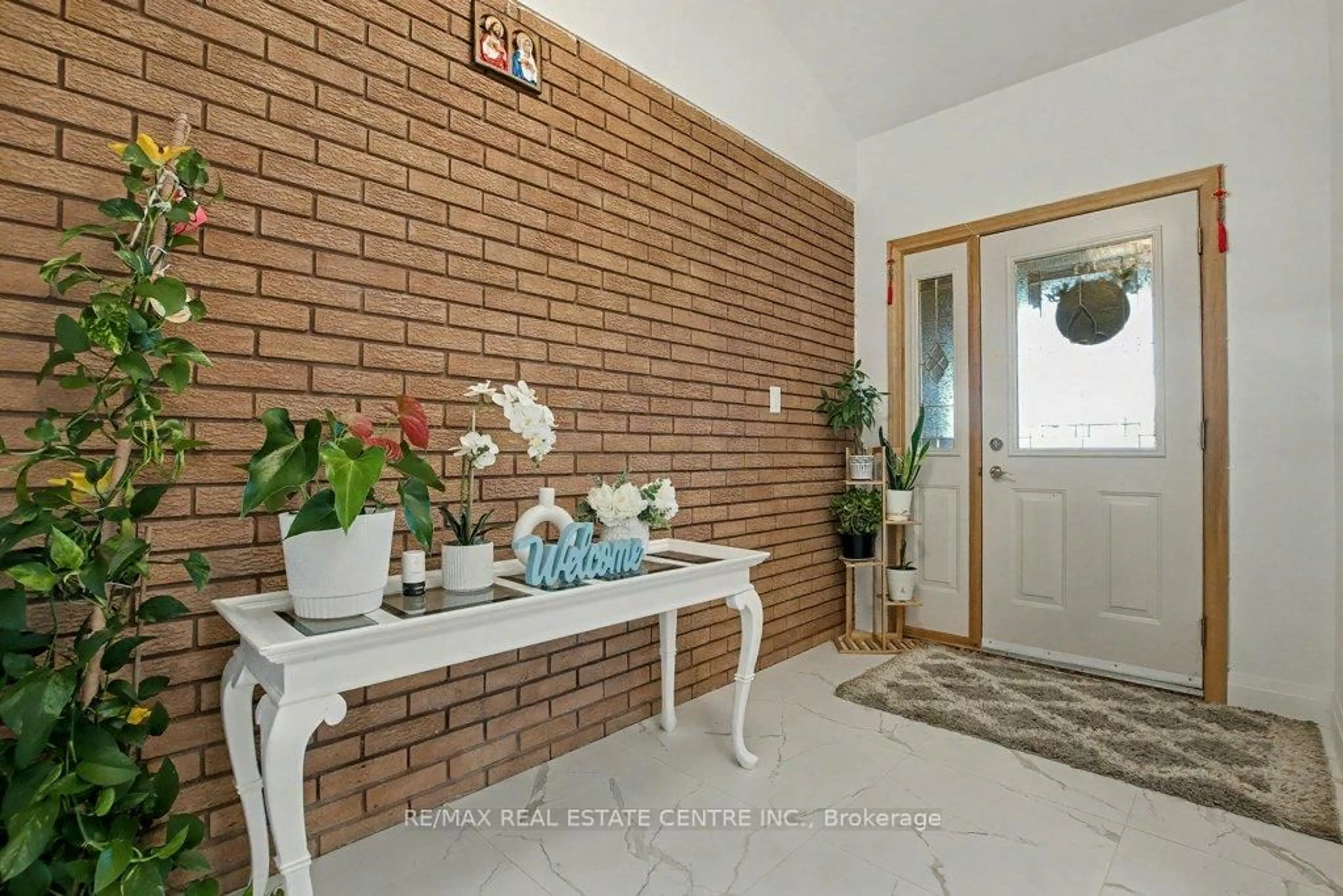 Indoor entryway for 40 Tara Crt, Hamilton Ontario L8K 6E6