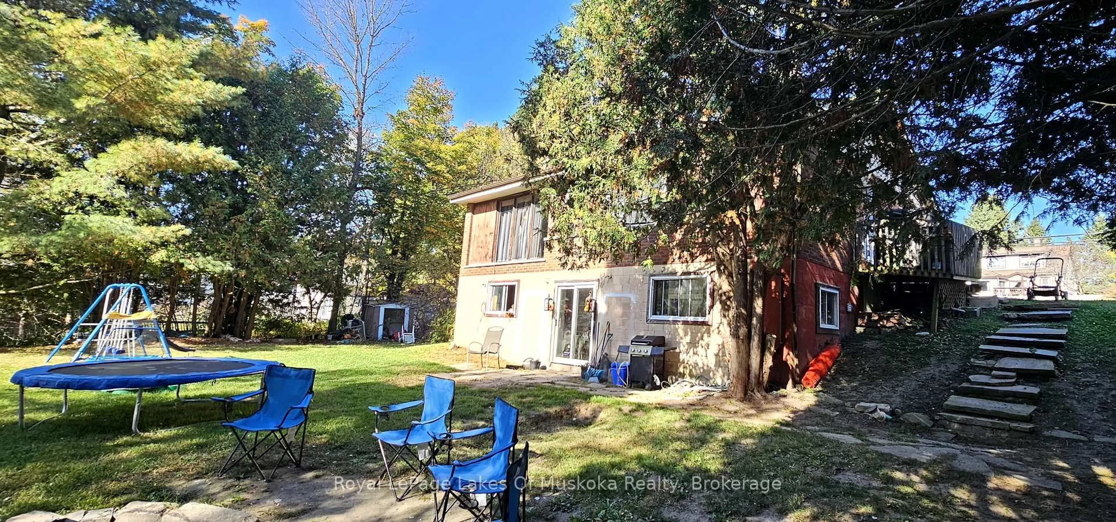 Patio, street for 171 Fairyview Dr, Huntsville Ontario P1H 1C1