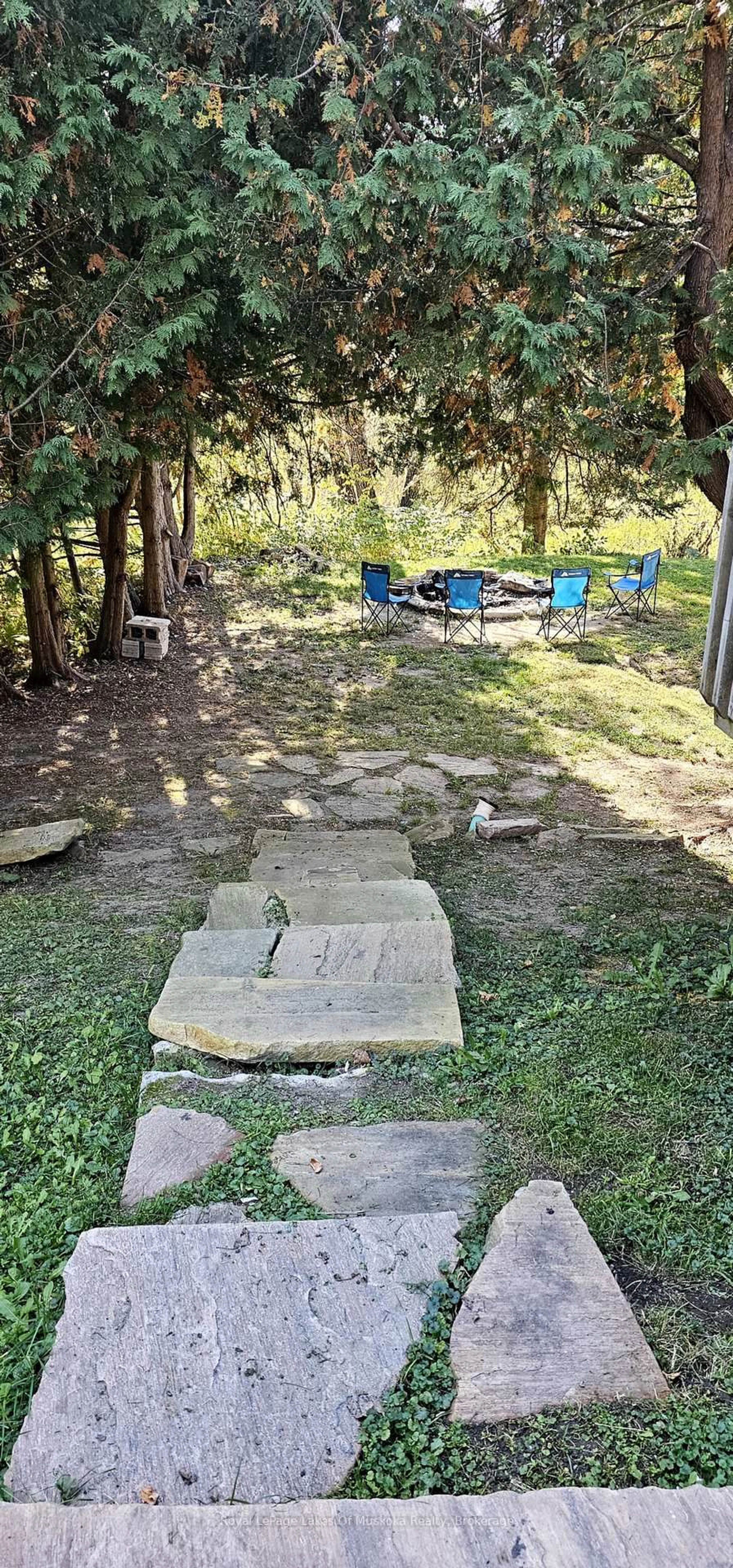 Patio, street for 171 Fairyview Dr, Huntsville Ontario P1H 1C1