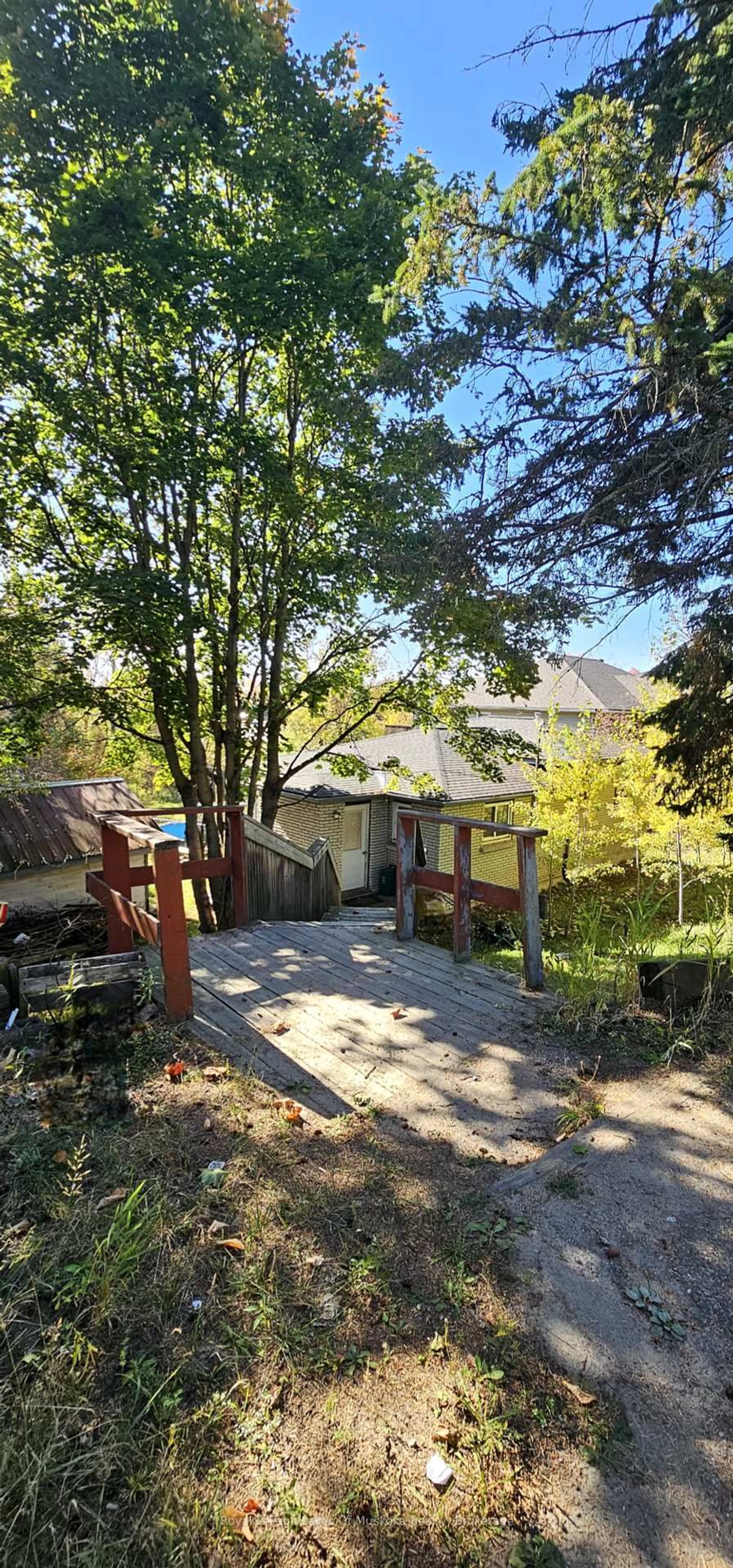 A pic from outside/outdoor area/front of a property/back of a property/a pic from drone, street for 171 Fairyview Dr, Huntsville Ontario P1H 1C1
