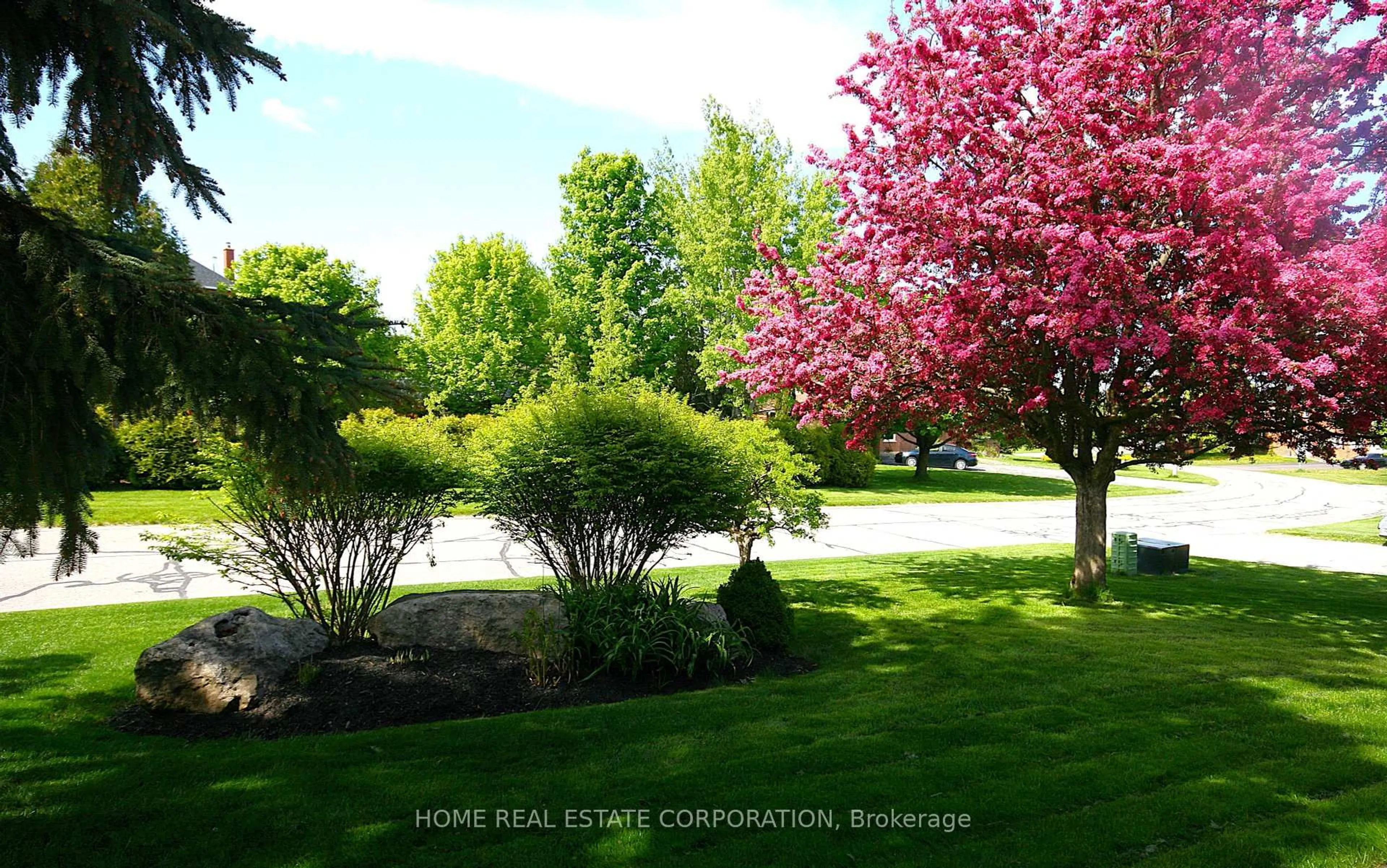 A pic from outside/outdoor area/front of a property/back of a property/a pic from drone, water/lake/river/ocean view for 14 Hawthorne Rd, Mono Ontario L9W 6G7
