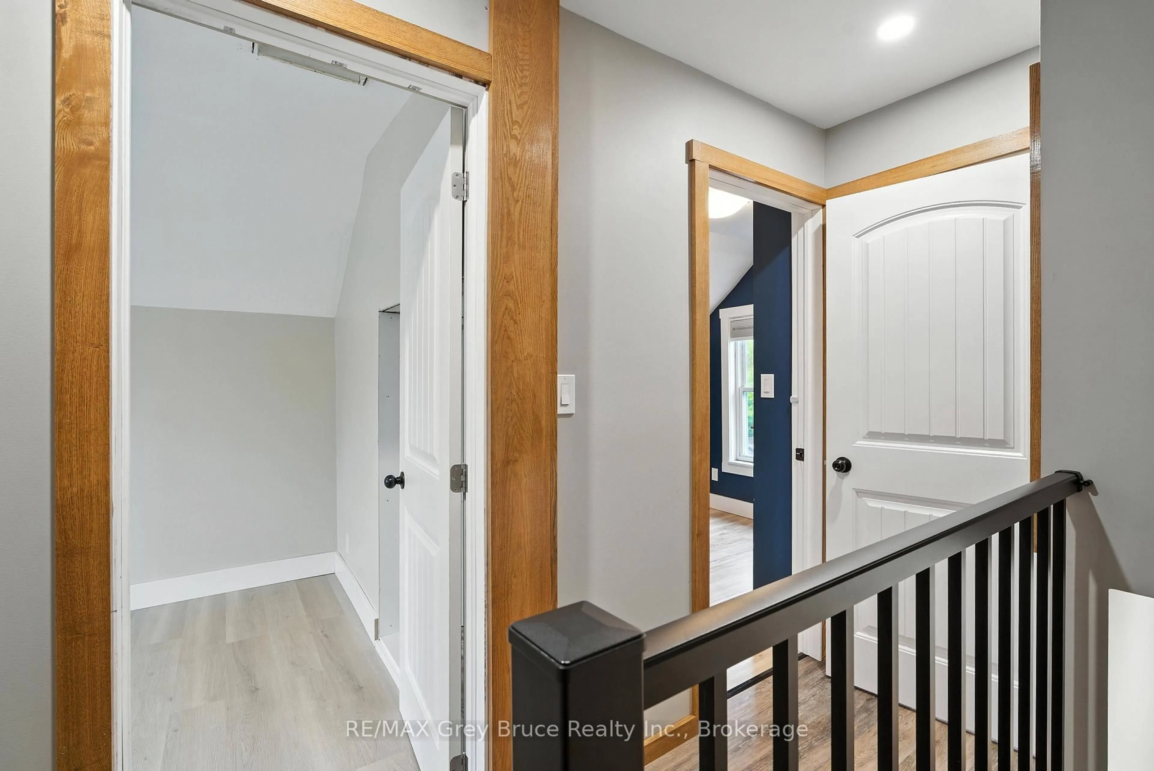 Indoor entryway for 1857 6th Ave, Owen Sound Ontario N4K 2W1