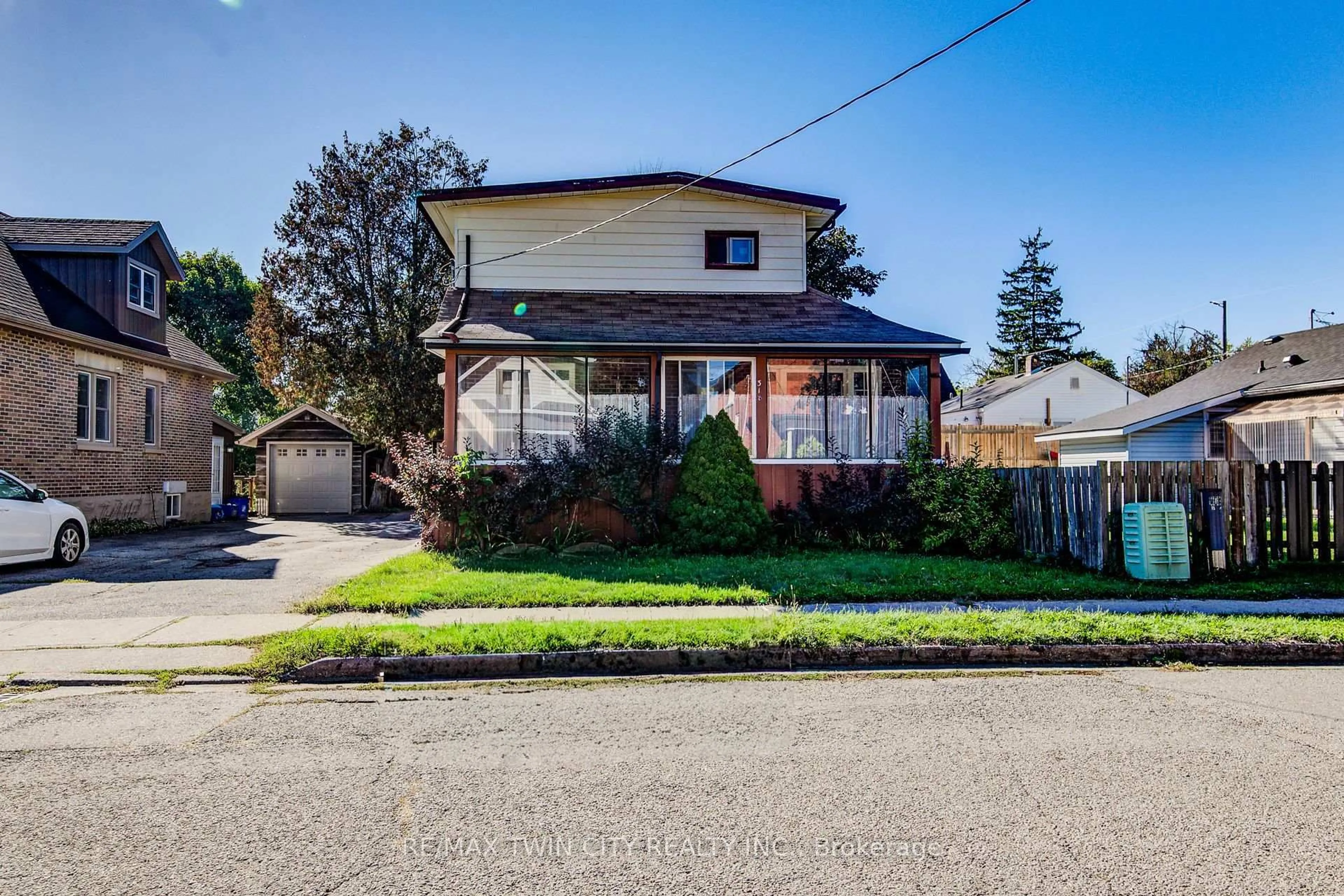 A pic from outside/outdoor area/front of a property/back of a property/a pic from drone, street for 318 Middle St, Cambridge Ontario N3H 3Z8