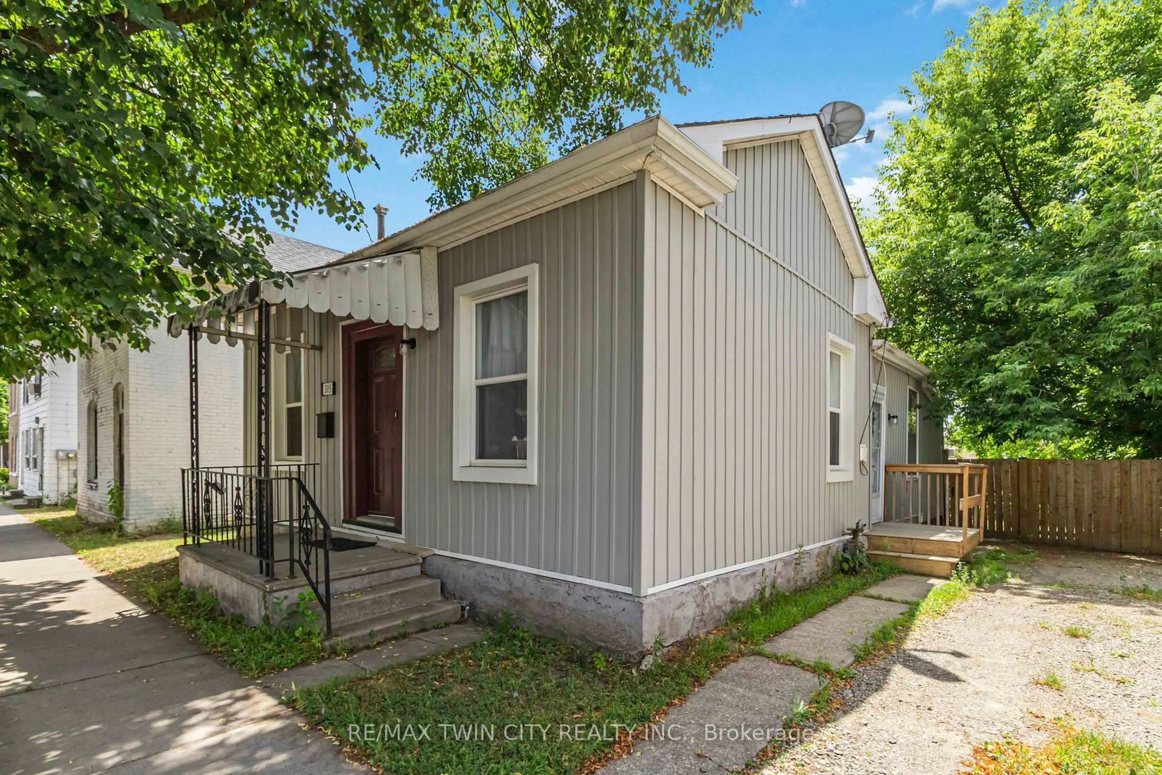Home with vinyl exterior material, street for 305 Dalhousie St, Brantford Ontario N3S 3V6