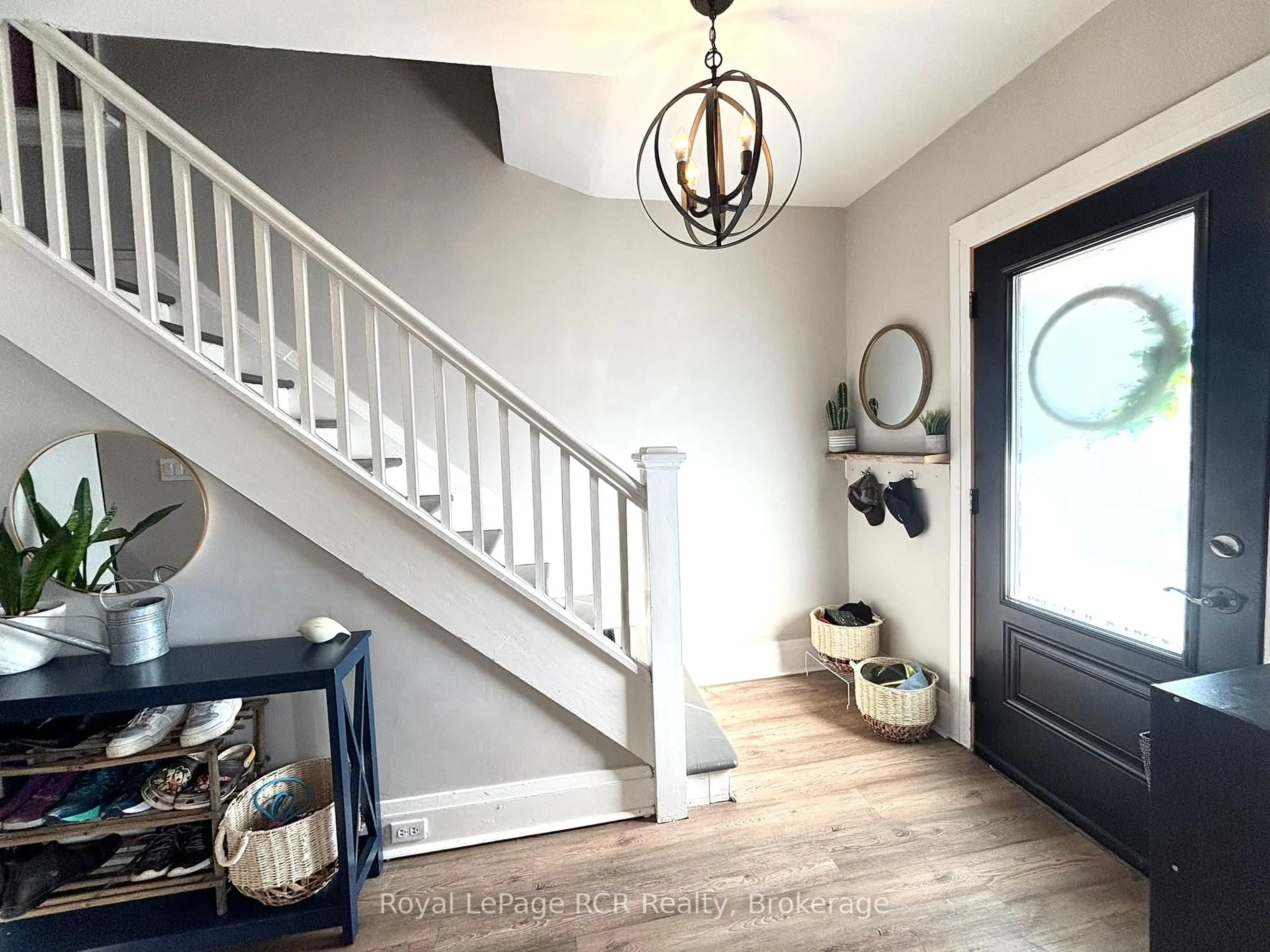Indoor entryway for 1186 2nd Ave, Owen Sound Ontario N4K 4N2