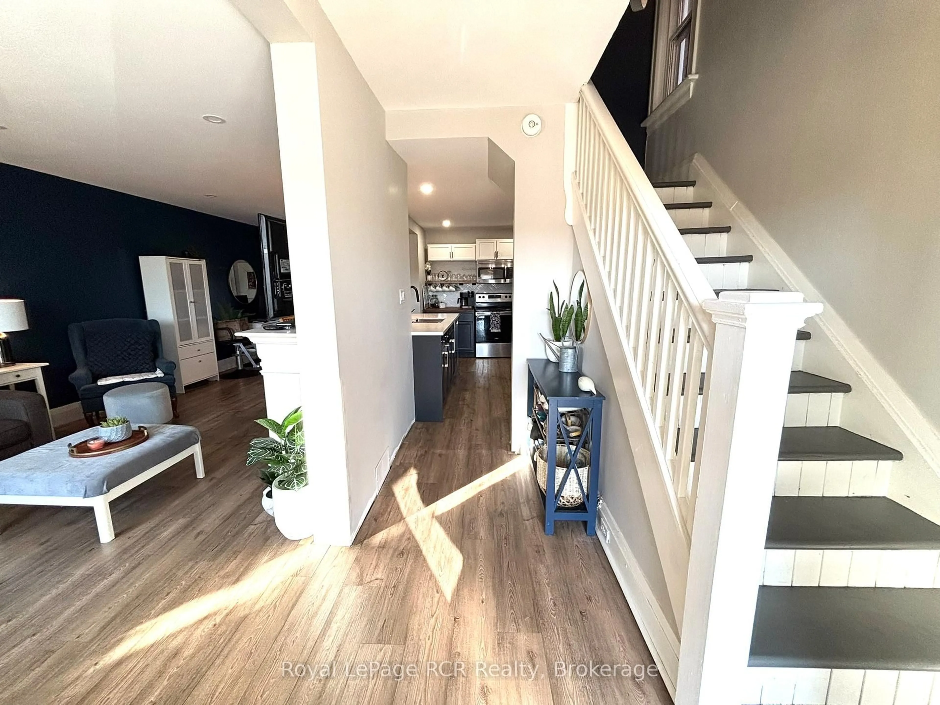 Indoor entryway for 1186 2nd Ave, Owen Sound Ontario N4K 4N2