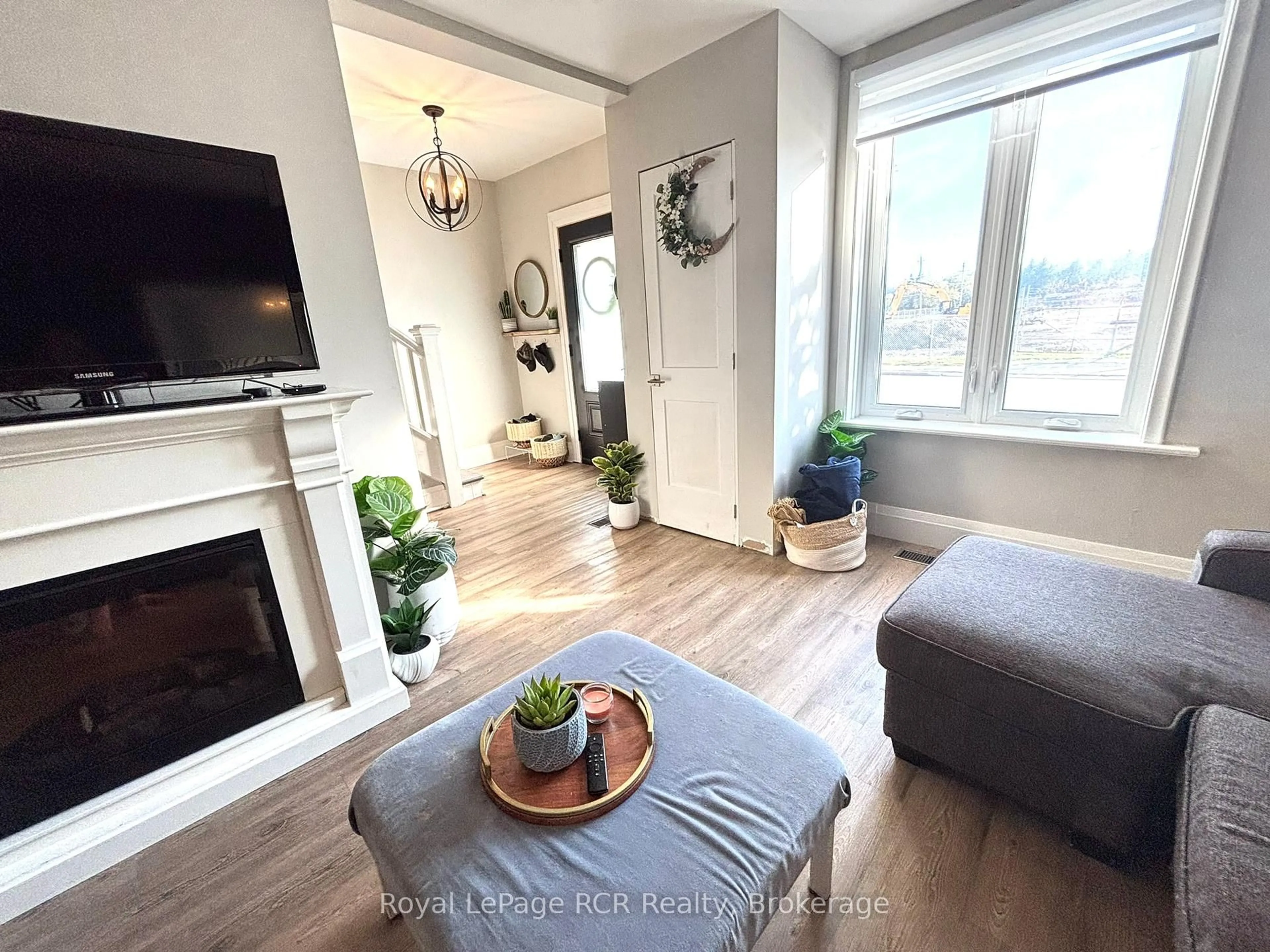 Living room with furniture, wood/laminate floor for 1186 2nd Ave, Owen Sound Ontario N4K 4N2