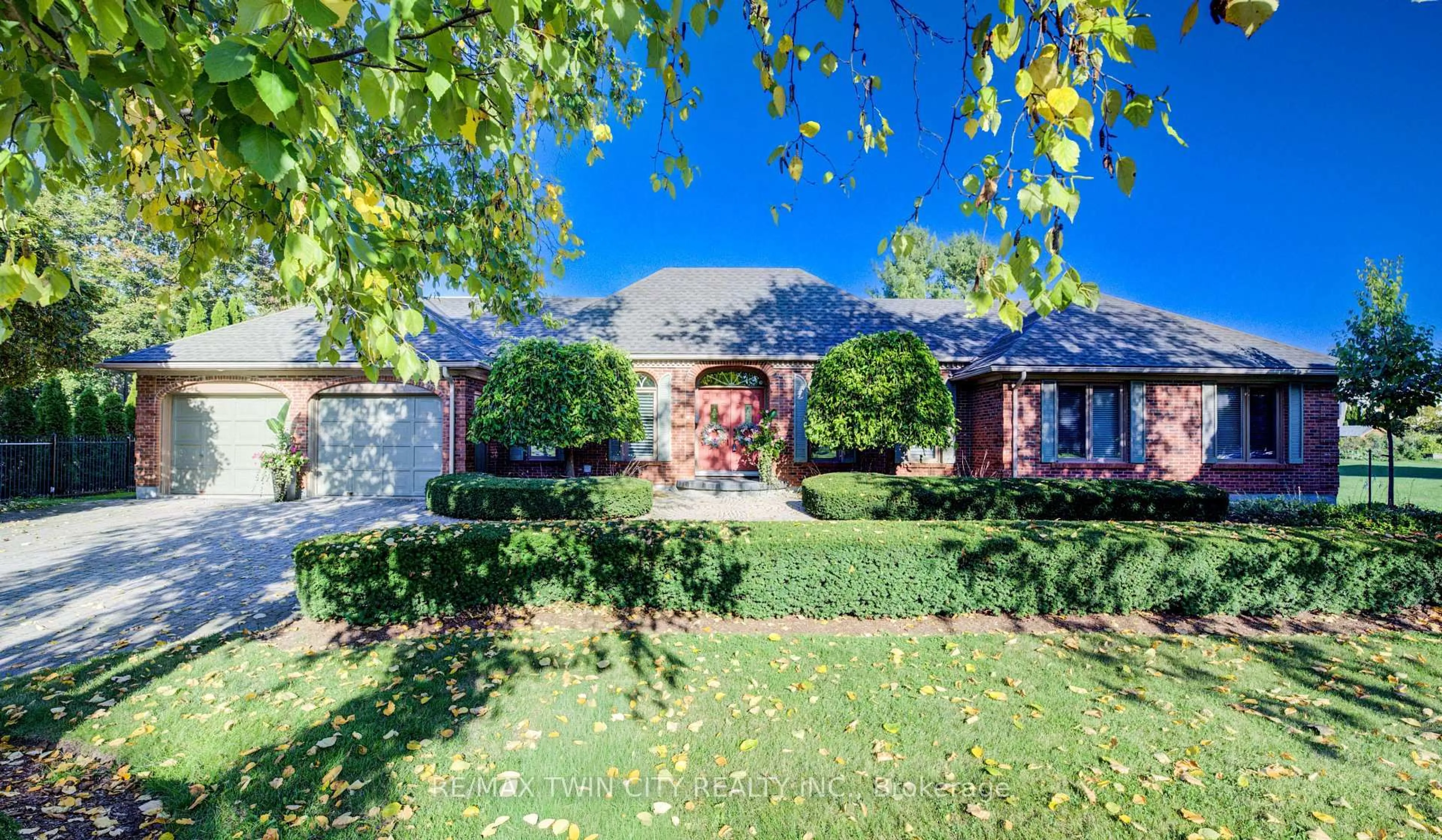 A pic from outside/outdoor area/front of a property/back of a property/a pic from drone, street for 592 Manorwood Crt, Waterloo Ontario N2K 3L7