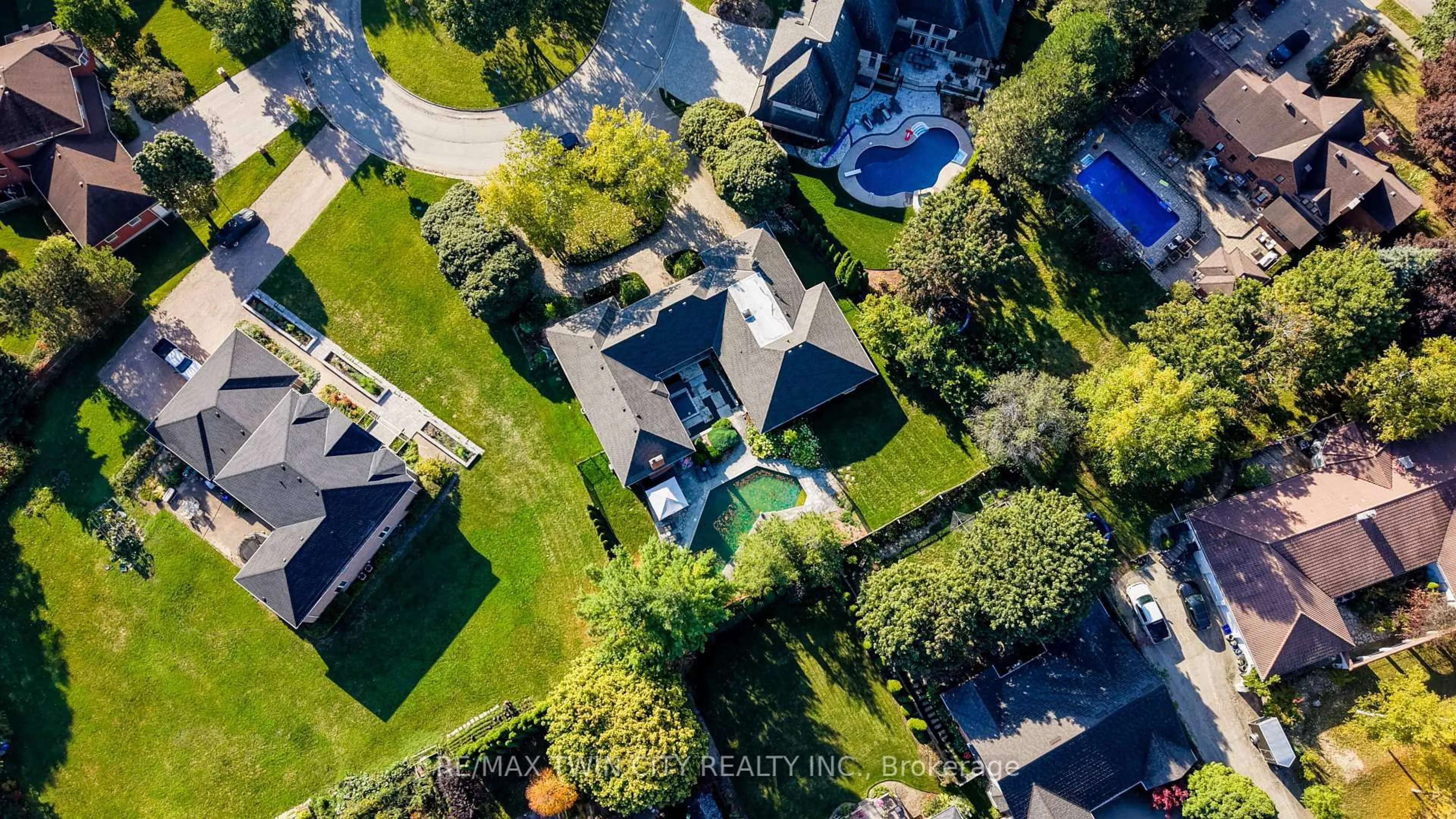A pic from outside/outdoor area/front of a property/back of a property/a pic from drone, street for 592 Manorwood Crt, Waterloo Ontario N2K 3L7