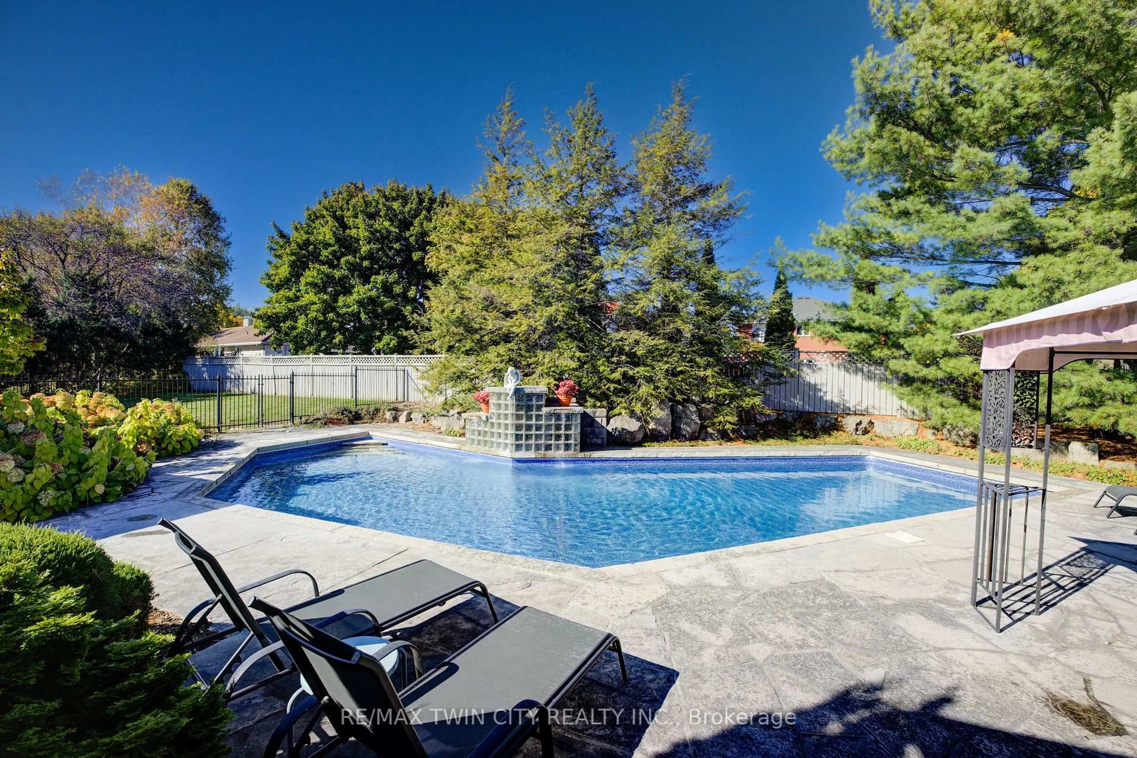 Pool for 592 Manorwood Crt, Waterloo Ontario N2K 3L7
