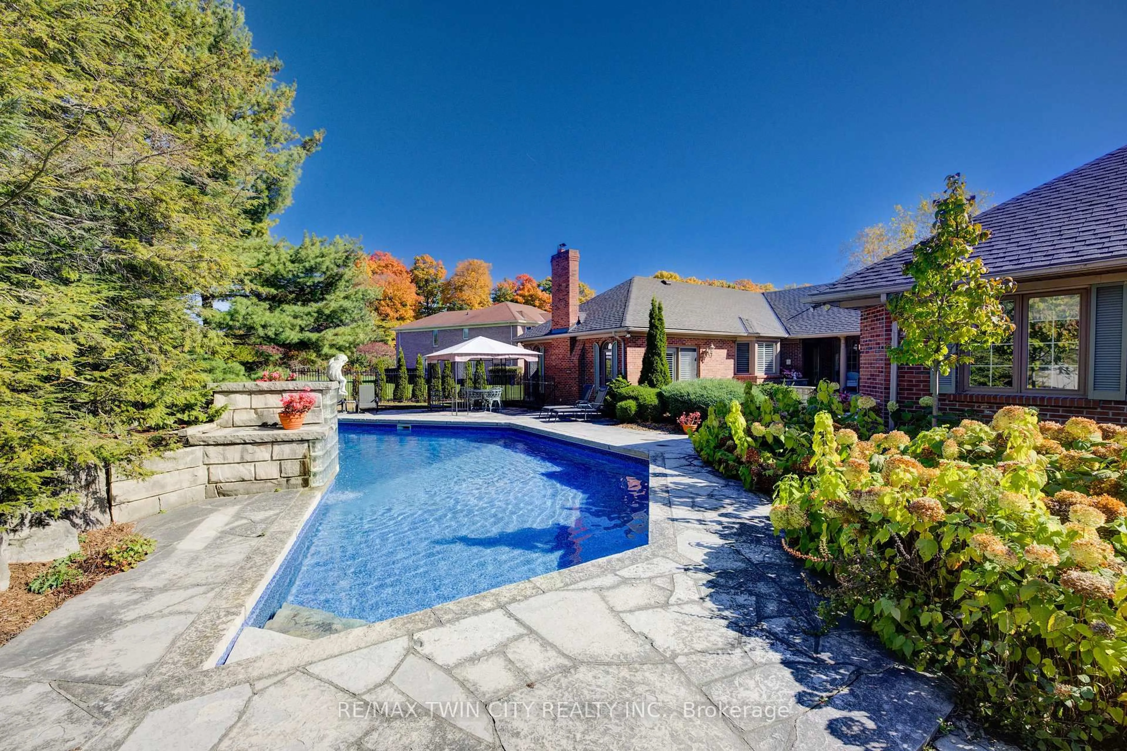 Pool for 592 Manorwood Crt, Waterloo Ontario N2K 3L7