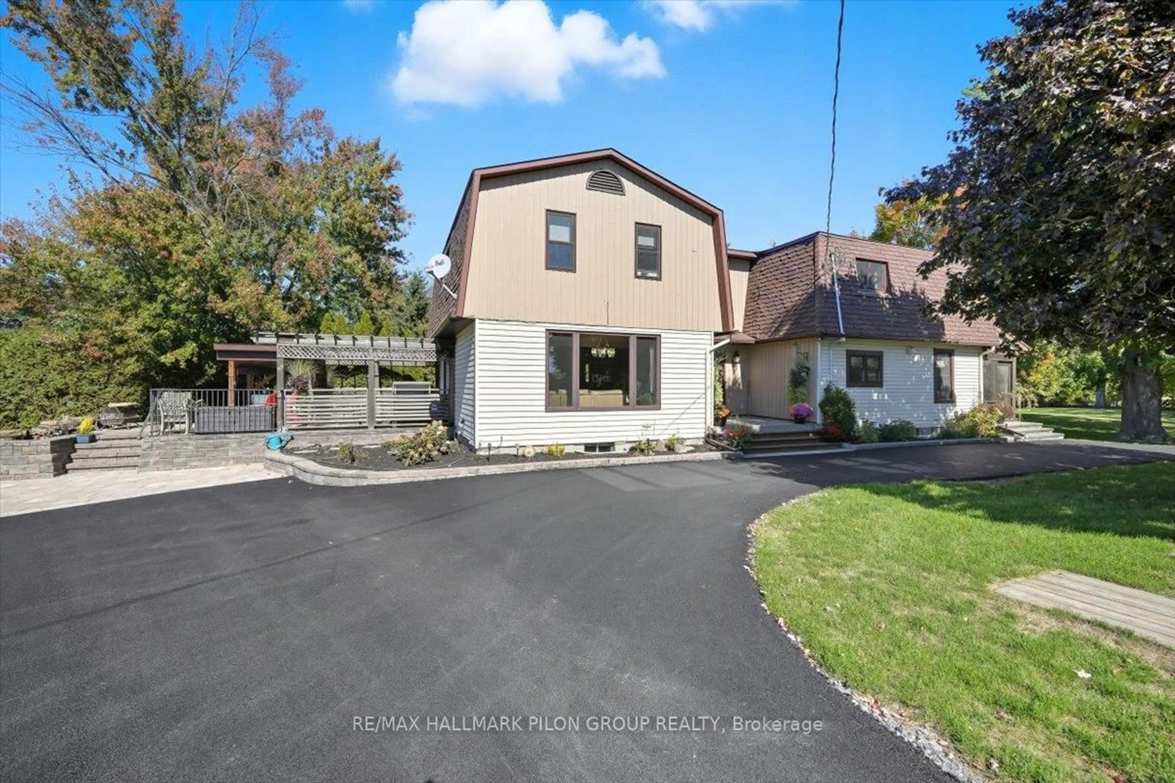 A pic from outside/outdoor area/front of a property/back of a property/a pic from drone, street for 3172 8th Line Rd, Metcalfe Ontario K0A 2P0