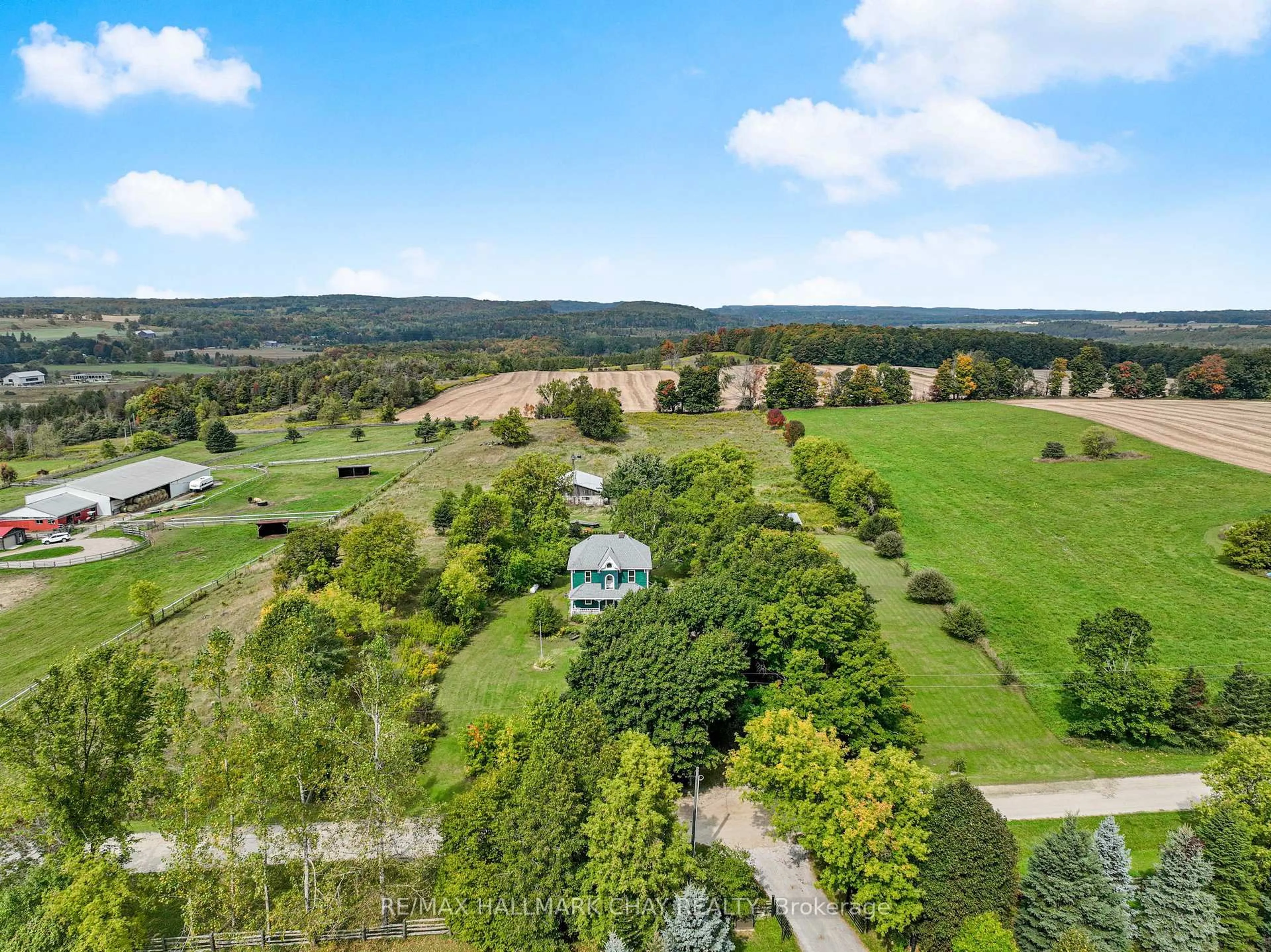 A pic from outside/outdoor area/front of a property/back of a property/a pic from drone, unknown for 347357 15 Sdrd, Mono Ontario L9W 6S4