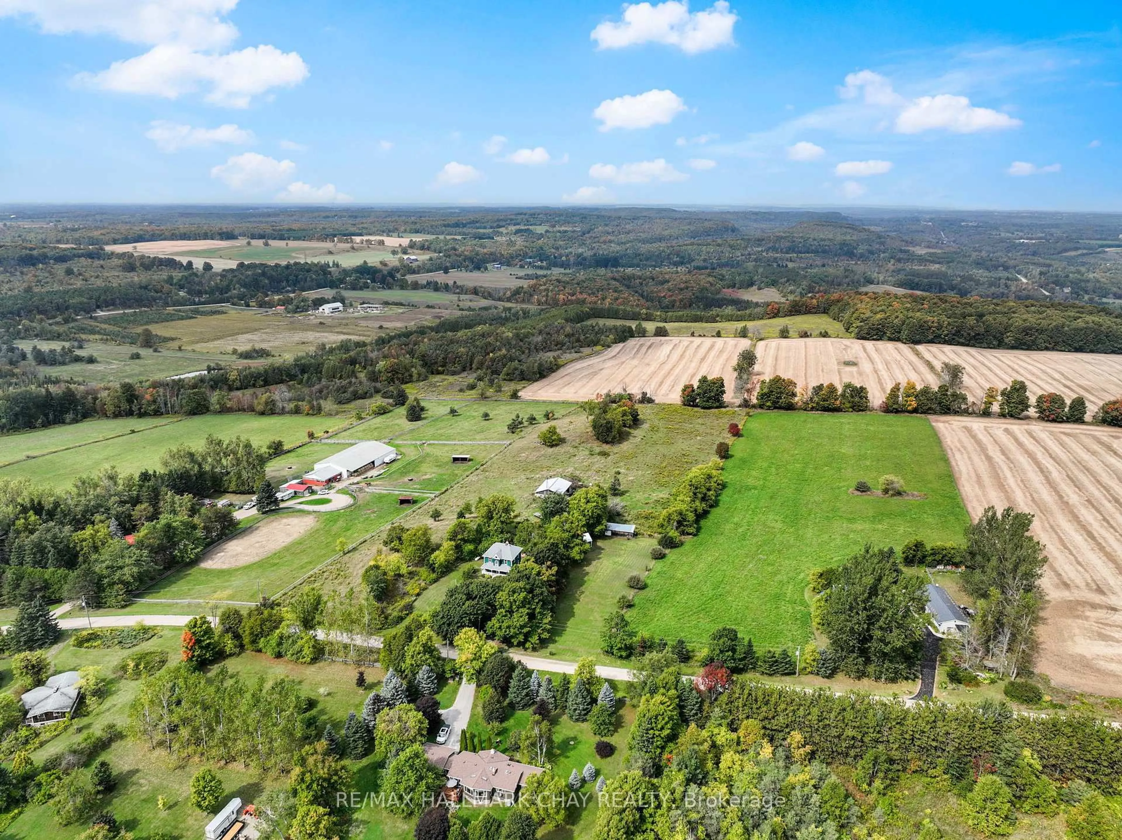 A pic from outside/outdoor area/front of a property/back of a property/a pic from drone, mountain view for 347357 15 Sdrd, Mono Ontario L9W 6S4