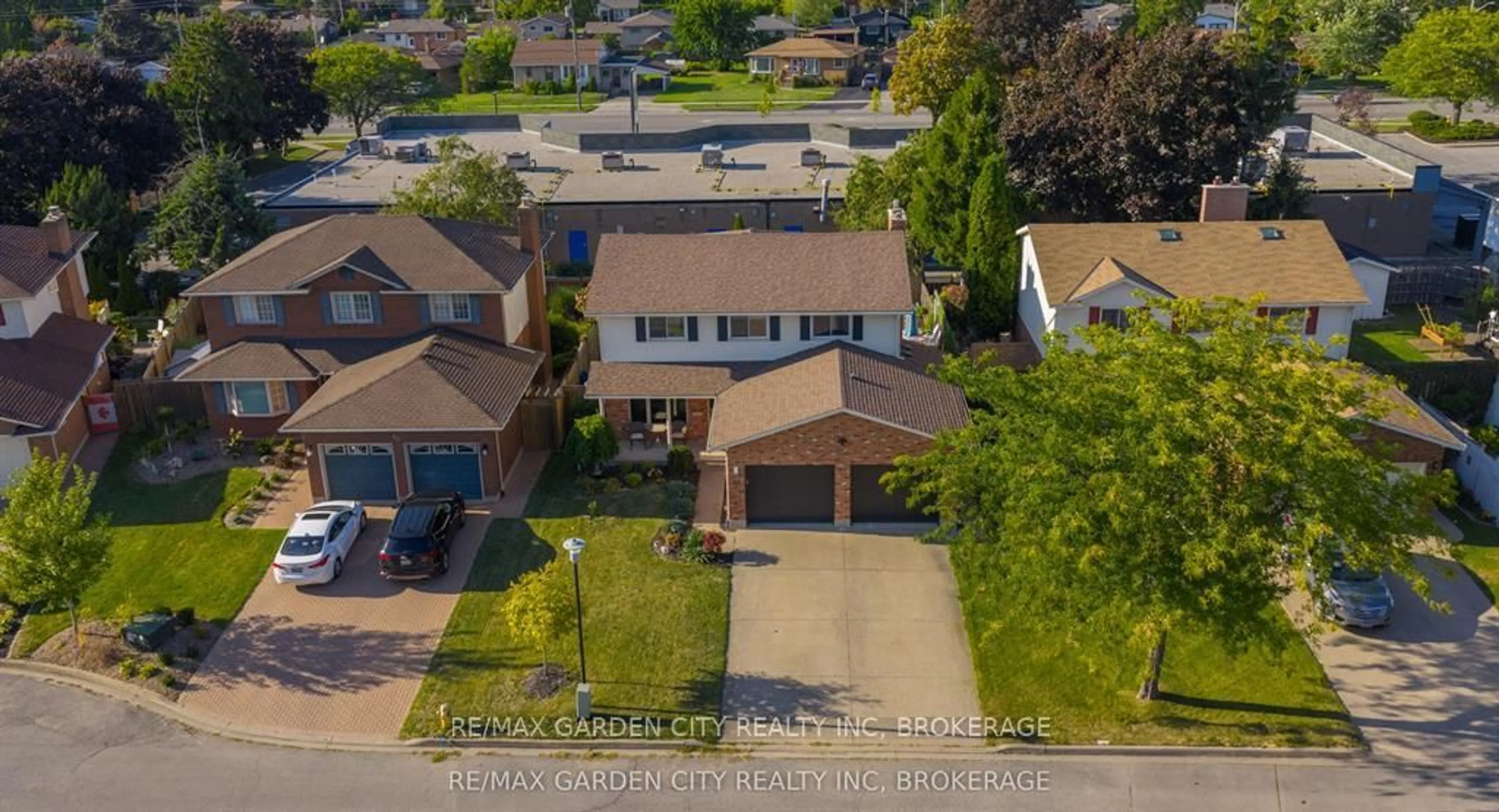 A pic from outside/outdoor area/front of a property/back of a property/a pic from drone, street for 67 CHANCERY Circ, St. Catharines Ontario L2M 7R3