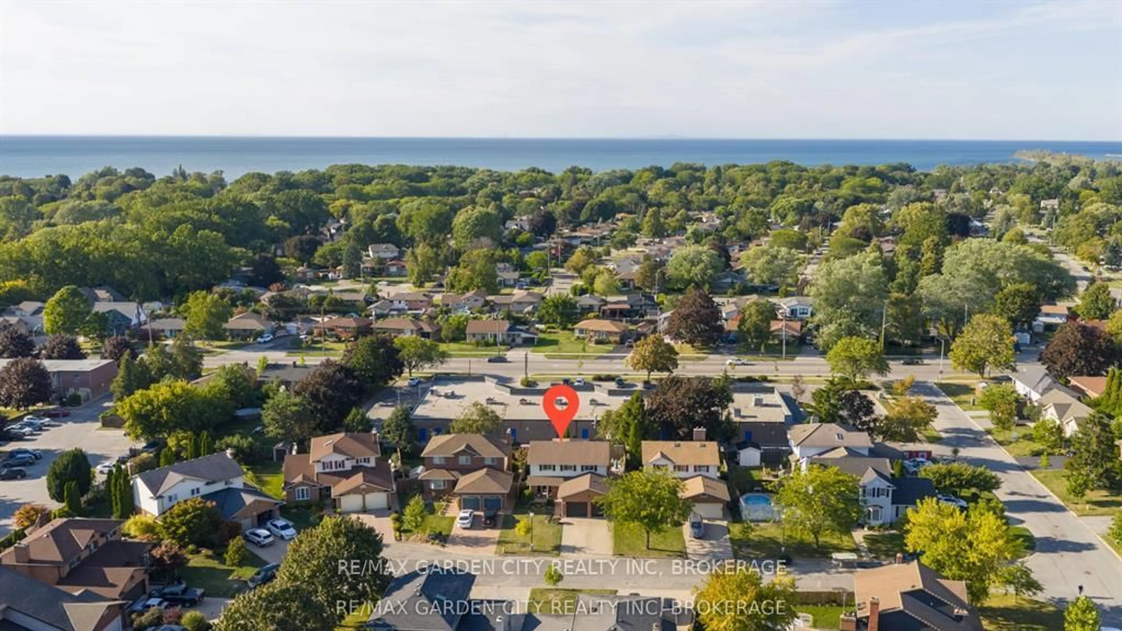 A pic from outside/outdoor area/front of a property/back of a property/a pic from drone, water/lake/river/ocean view for 67 CHANCERY Circ, St. Catharines Ontario L2M 7R3