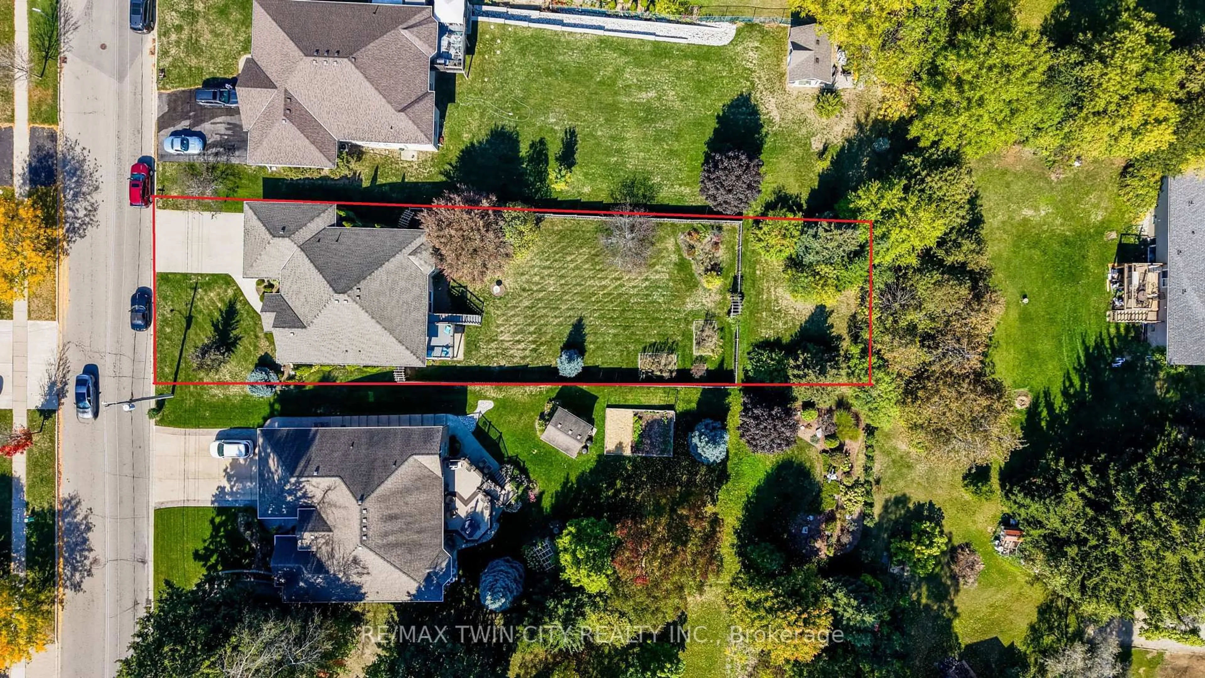 A pic from outside/outdoor area/front of a property/back of a property/a pic from drone, street for 430 Caryndale Dr, Kitchener Ontario N2R 1M8