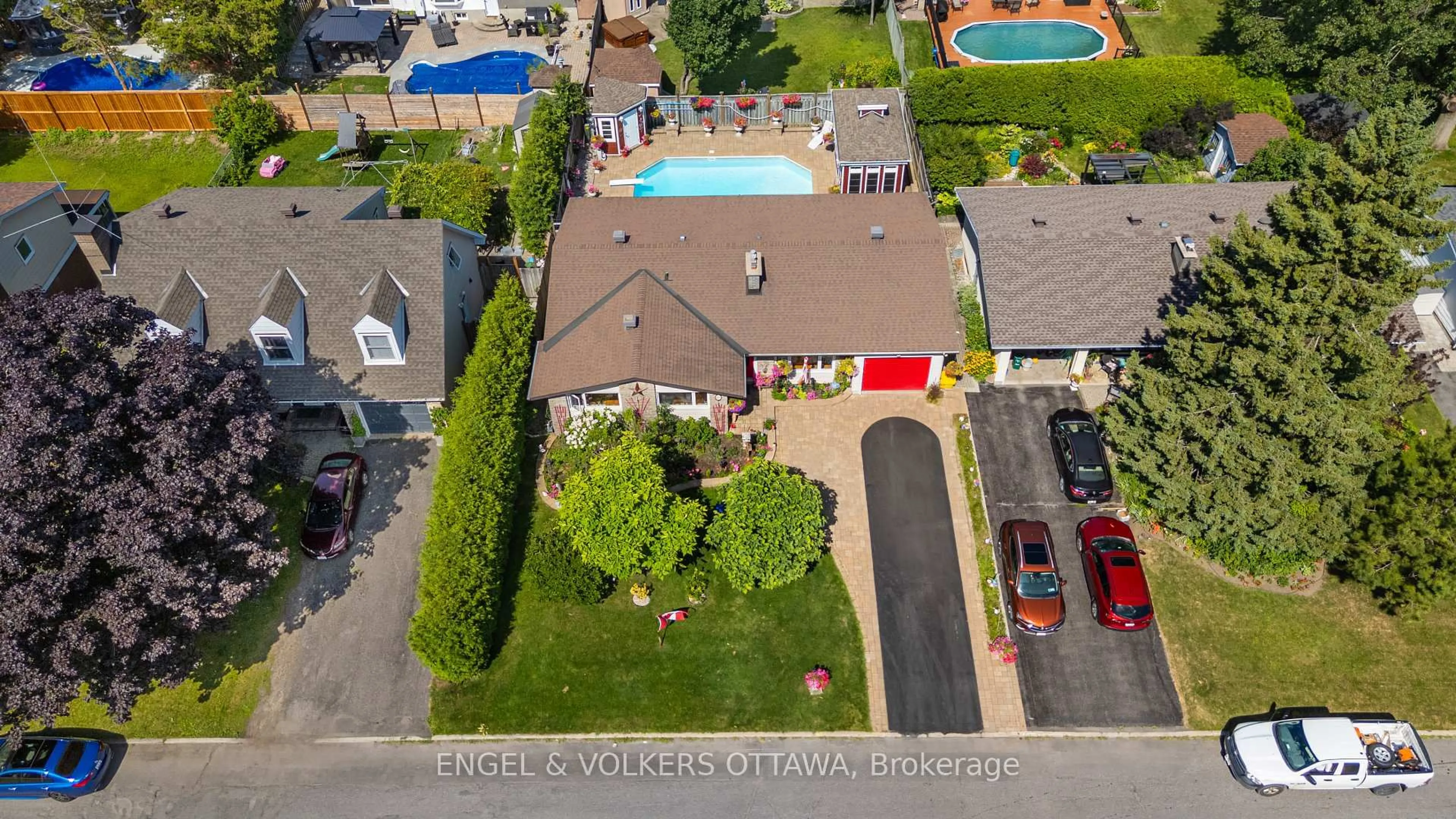 A pic from outside/outdoor area/front of a property/back of a property/a pic from drone, street for 16 Benson St, Ottawa Ontario K2E 5J5