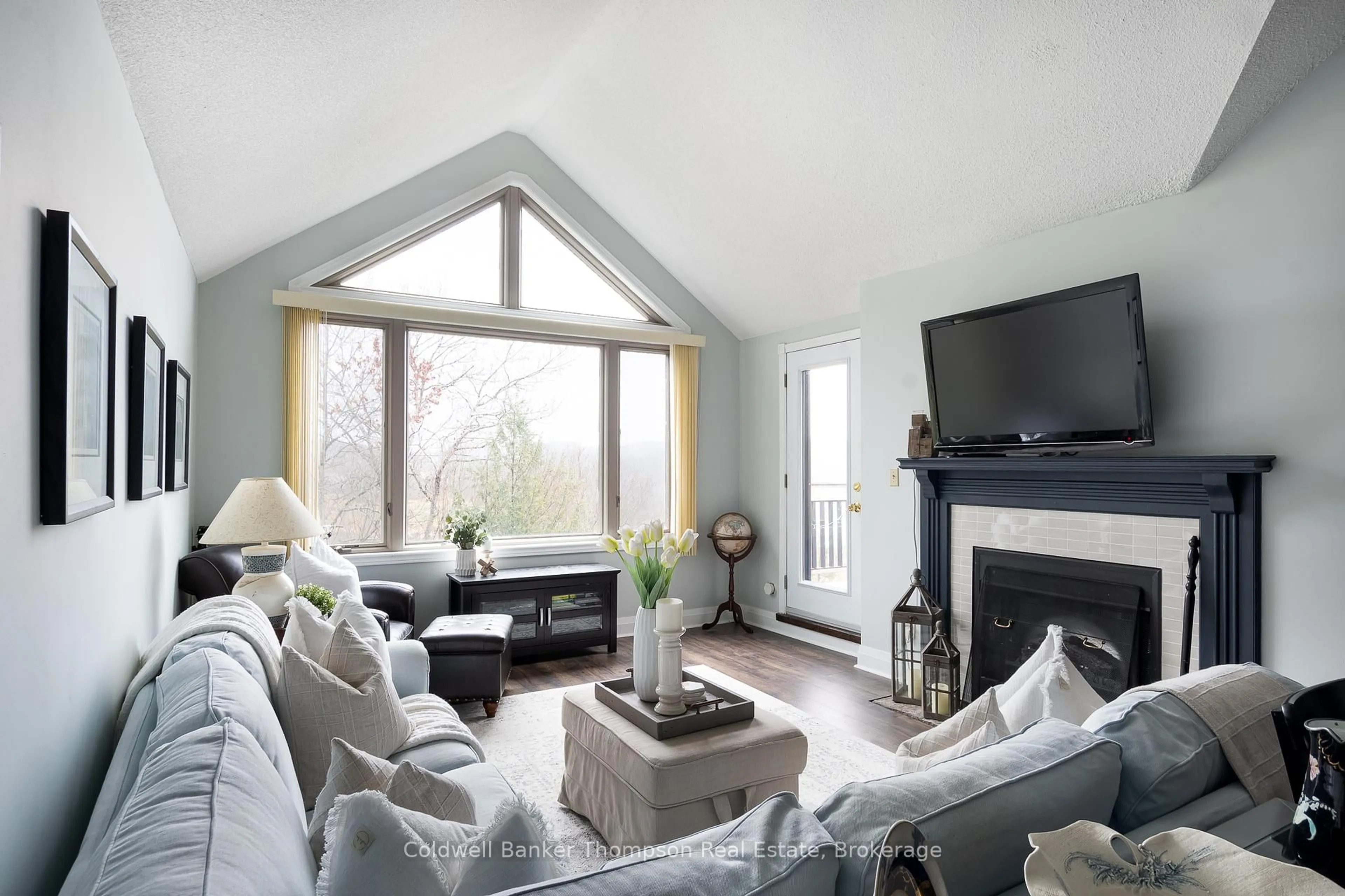 Living room with furniture, wood/laminate floor for 3931 Grandview Forest Hill Dr, Huntsville Ontario P1H 2N5