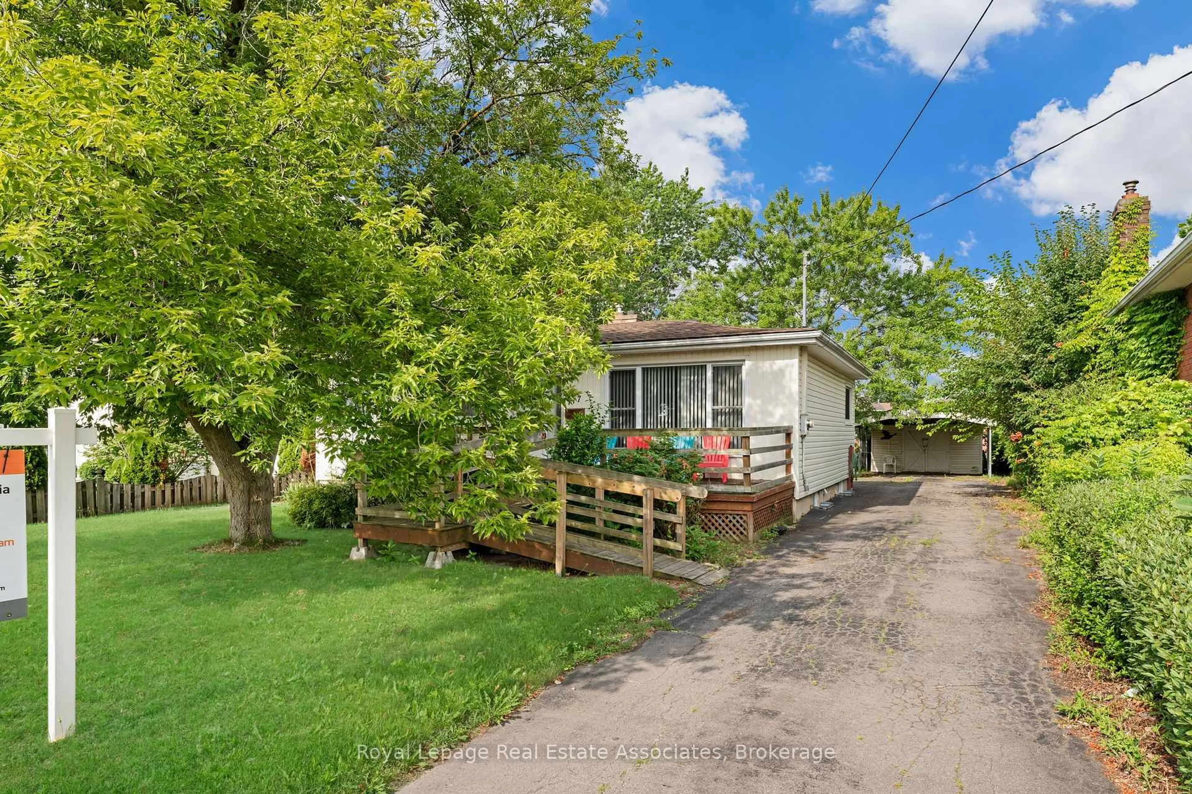 A pic from outside/outdoor area/front of a property/back of a property/a pic from drone, street for 117 Louth St, St. Catharines Ontario L2S 2T8
