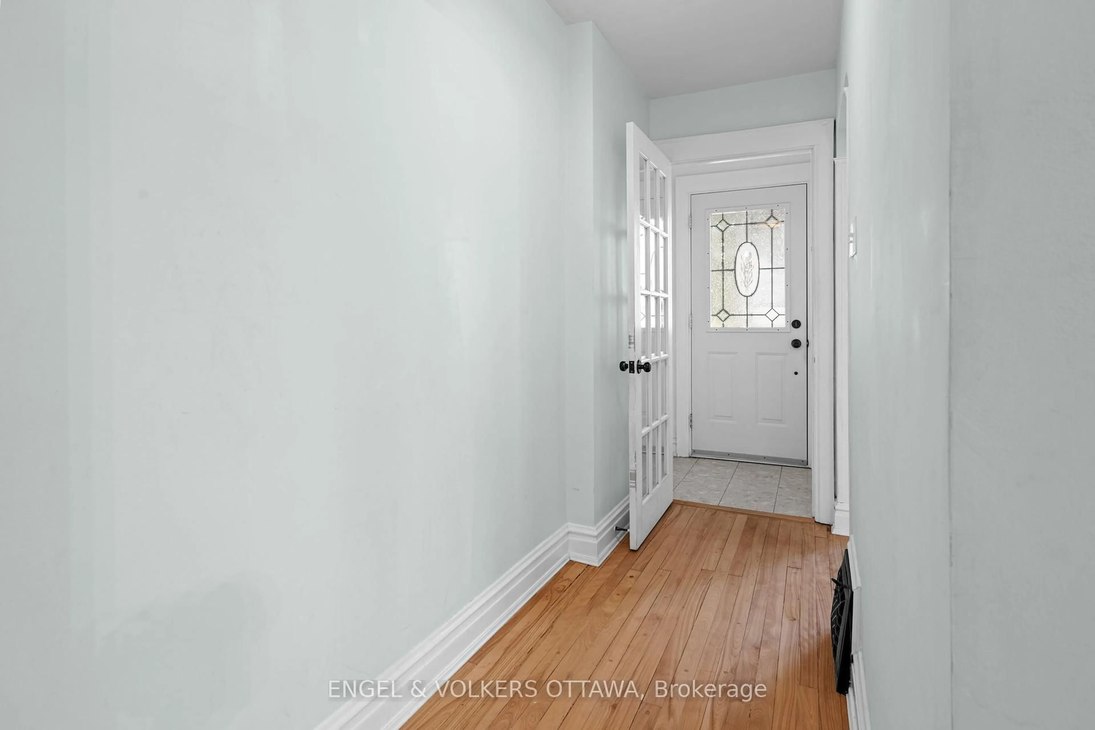 Indoor entryway for 329 Hamilton Ave, Ottawa Ontario K1Y 1C4