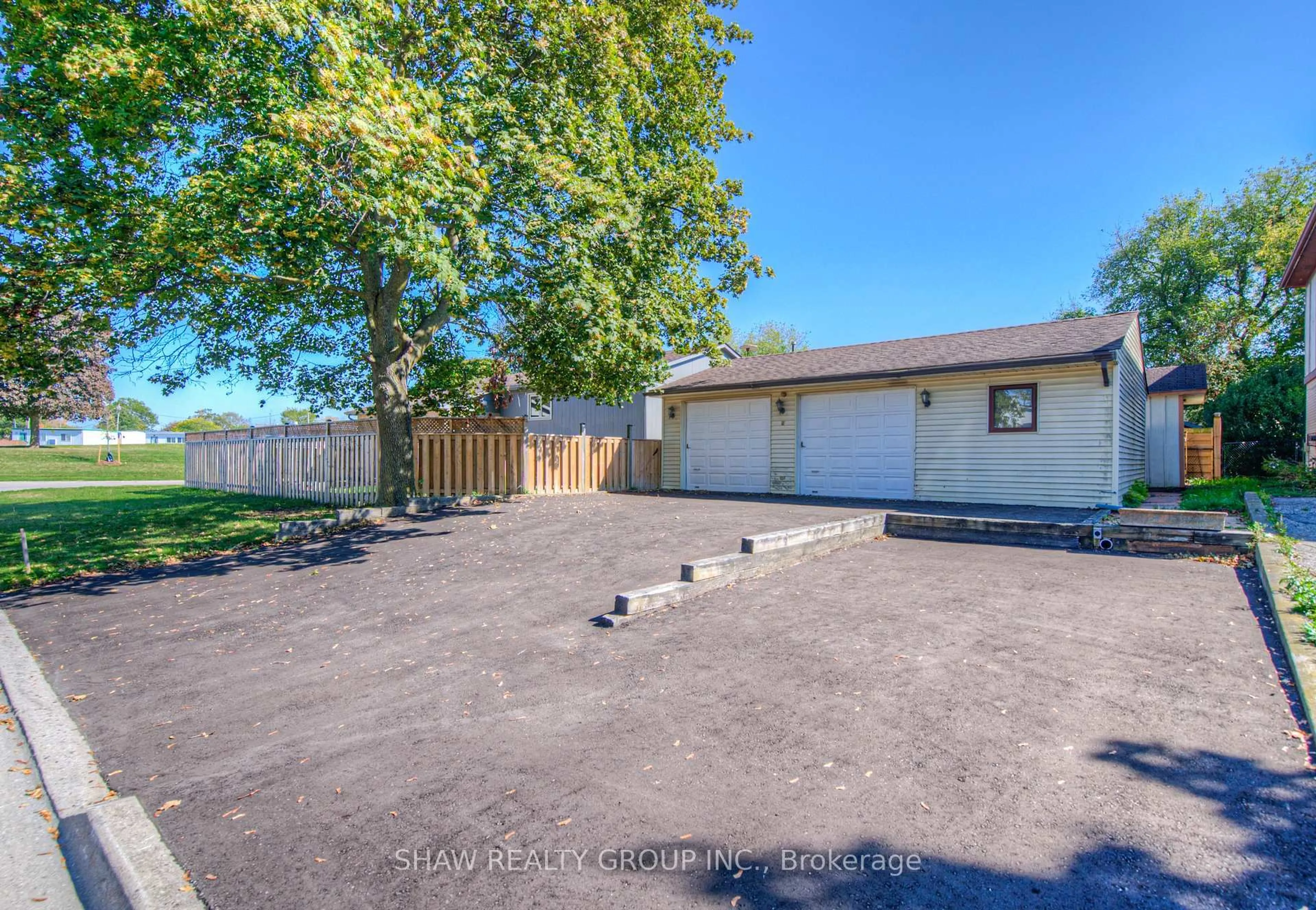 A pic from outside/outdoor area/front of a property/back of a property/a pic from drone, street for 69 Bismark Dr, Cambridge Ontario N1S 4E7
