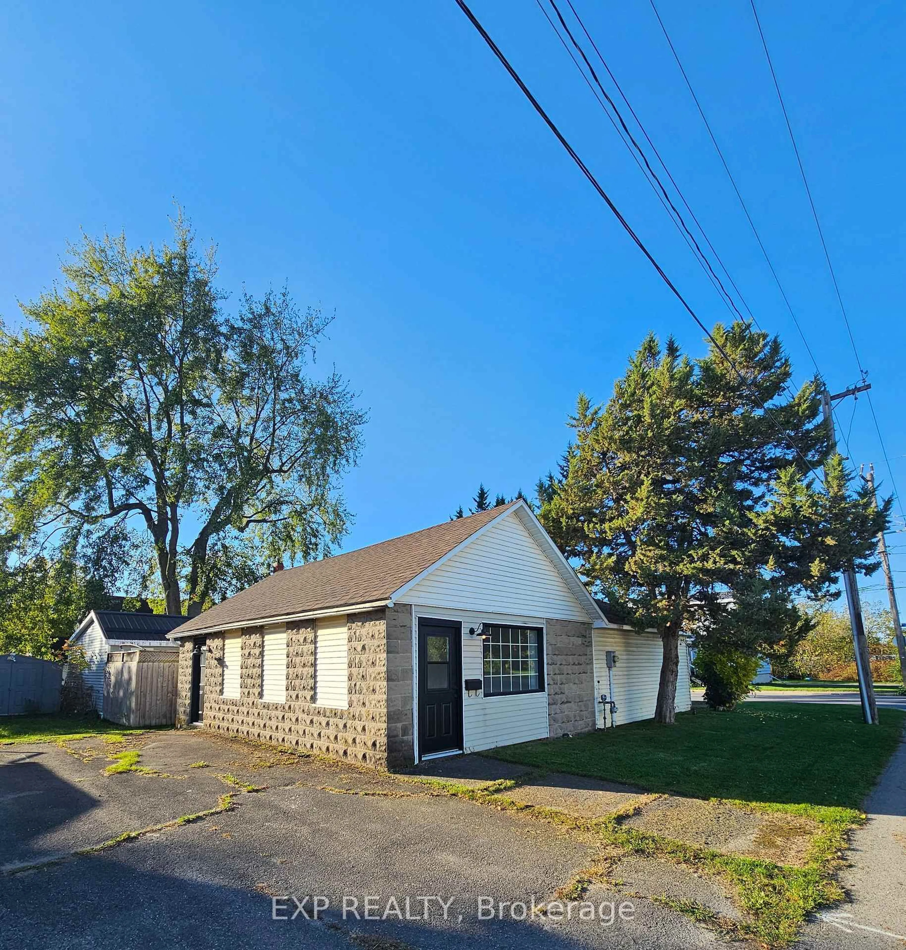 A pic from outside/outdoor area/front of a property/back of a property/a pic from drone, street for 699 Hyde St, Prescott Ontario K0E 1T0
