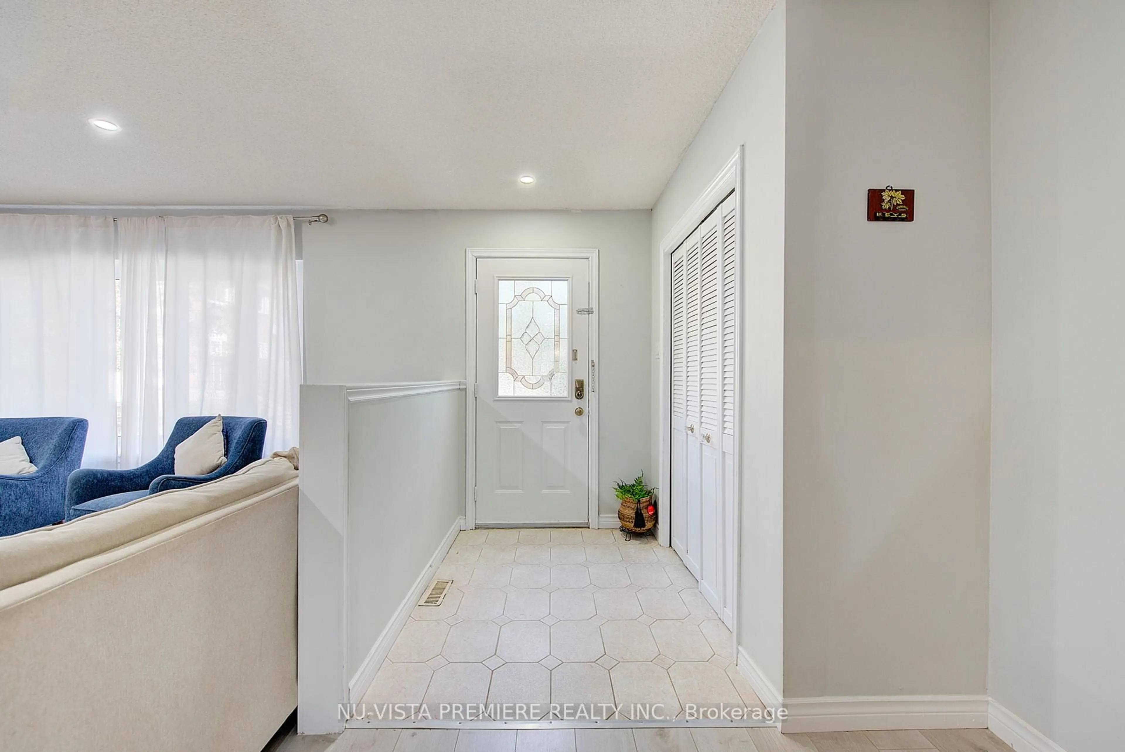 Indoor entryway for 374 Homestead Crt, London North Ontario N6G 2E9