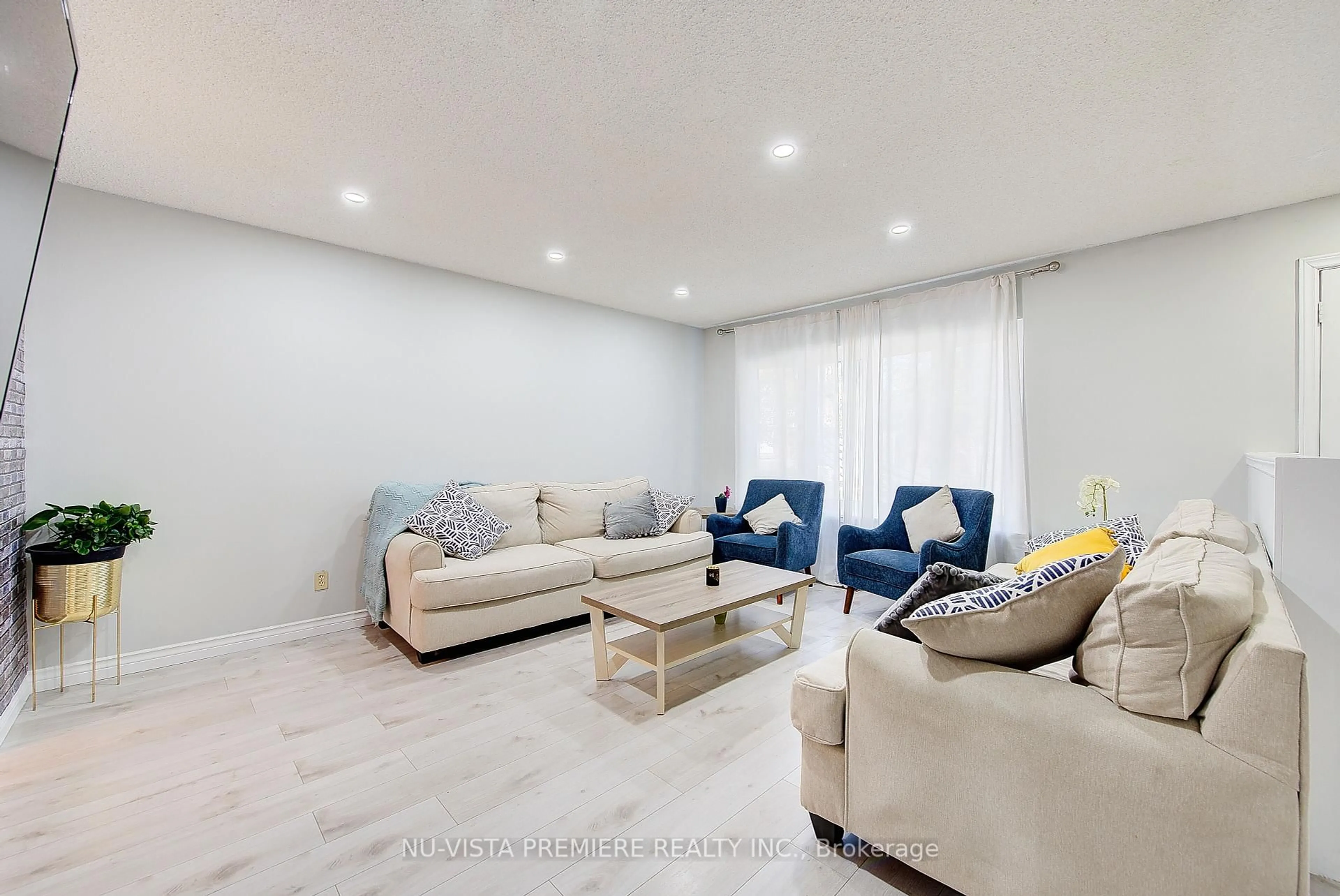Living room with furniture, unknown for 374 Homestead Crt, London North Ontario N6G 2E9