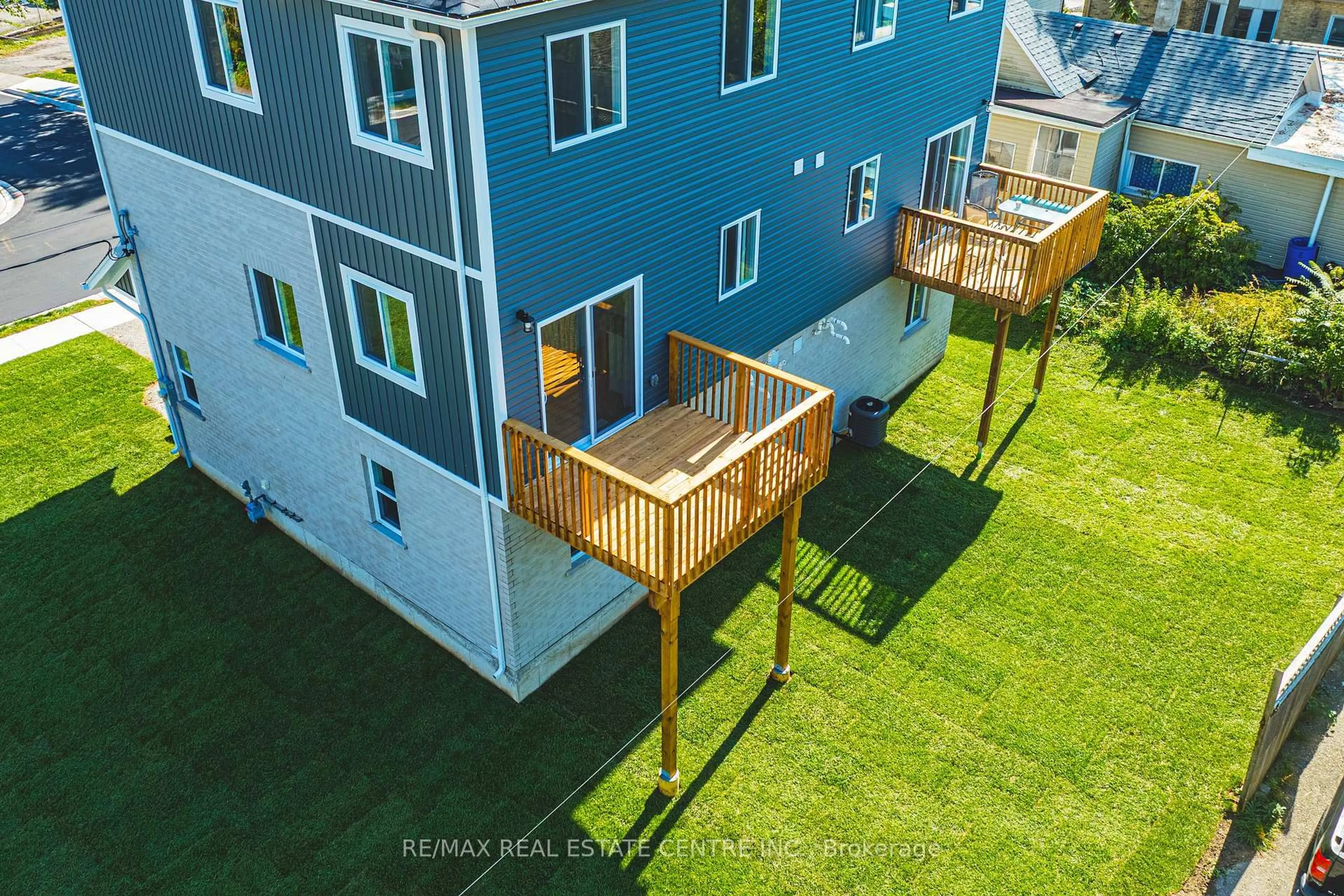 A pic from outside/outdoor area/front of a property/back of a property/a pic from drone, unknown for 38 Albert St, Cambridge Ontario N1R 3M8