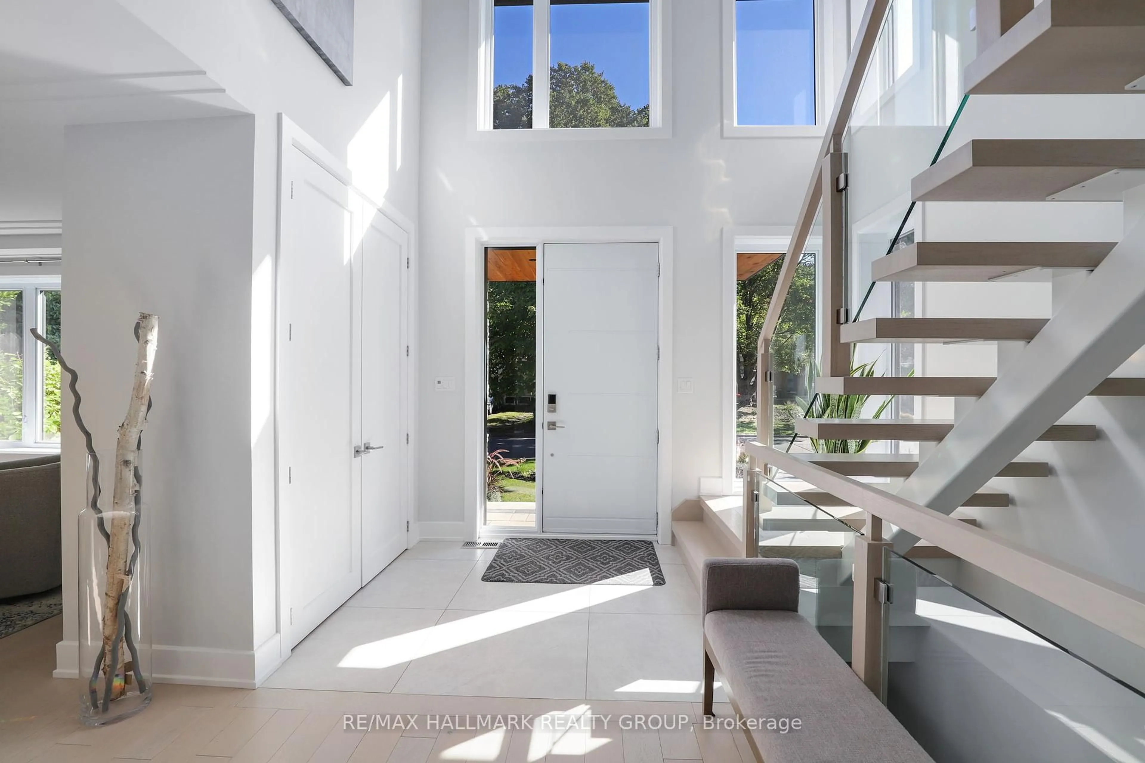 Indoor entryway for 668 Mansfield Ave, Ottawa Ontario K2A 2T6