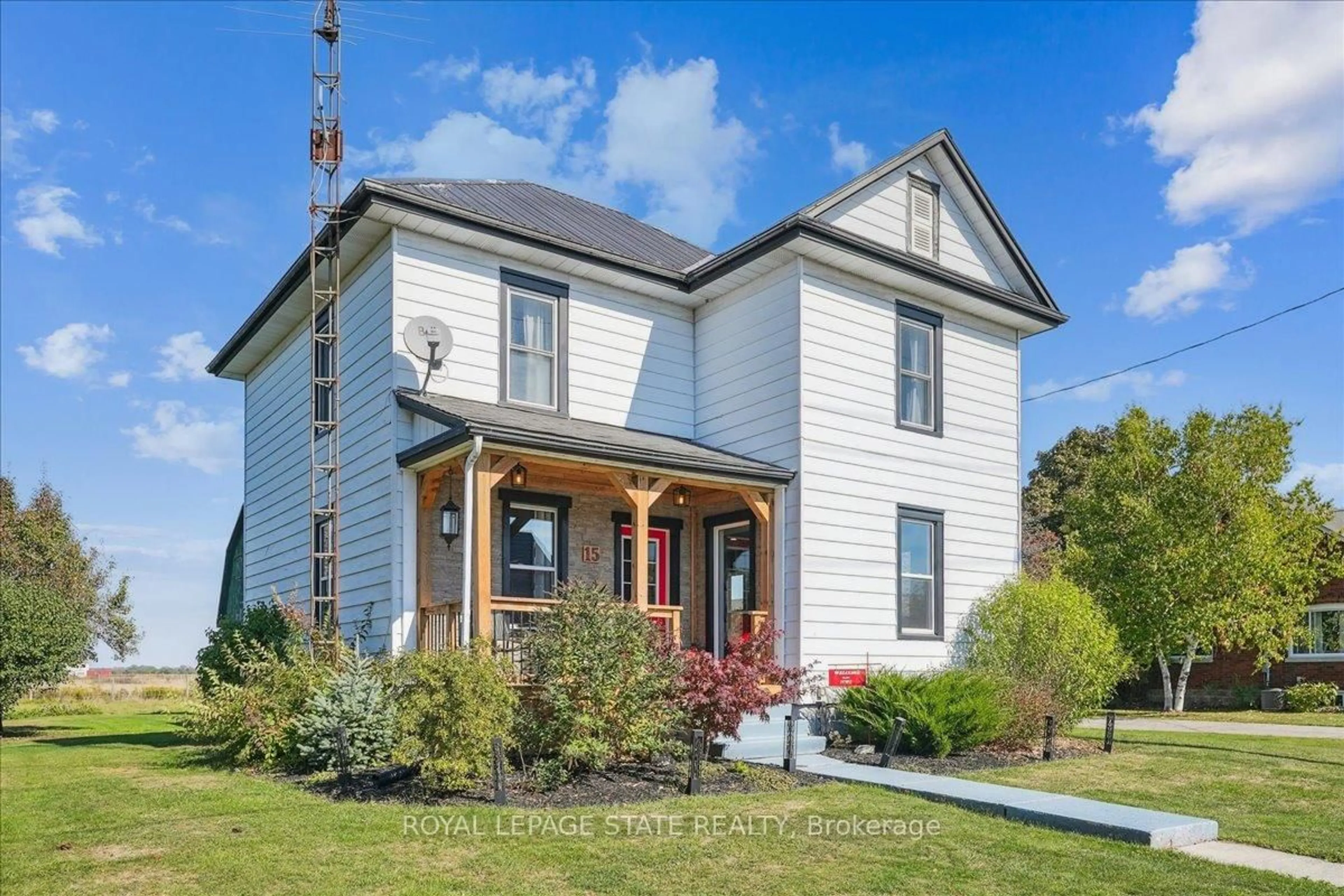Home with vinyl exterior material, building for 15 Main Ave, Haldimand Ontario N0A 1G0