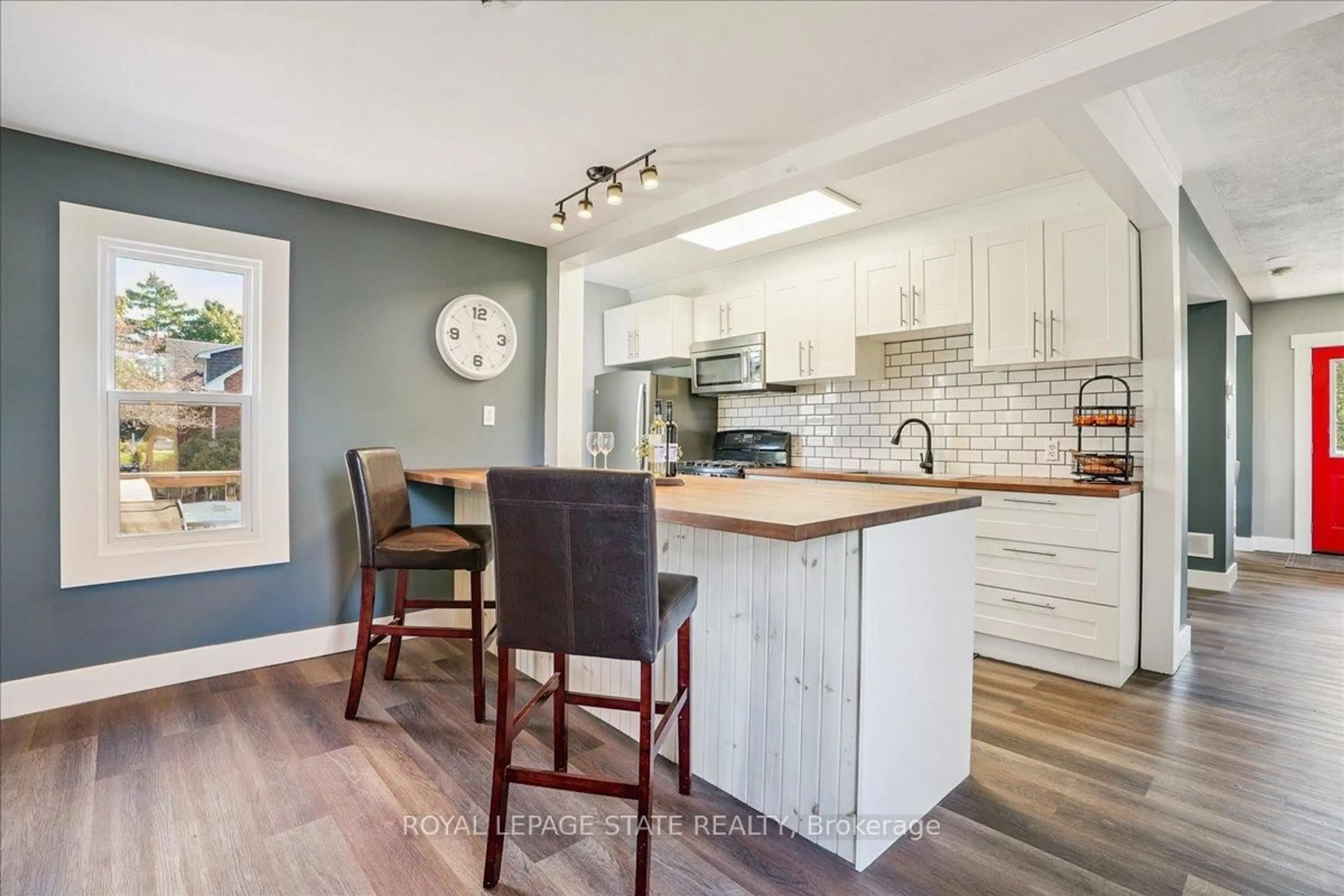 Open concept kitchen, wood/laminate floor for 15 Main Ave, Haldimand Ontario N0A 1G0
