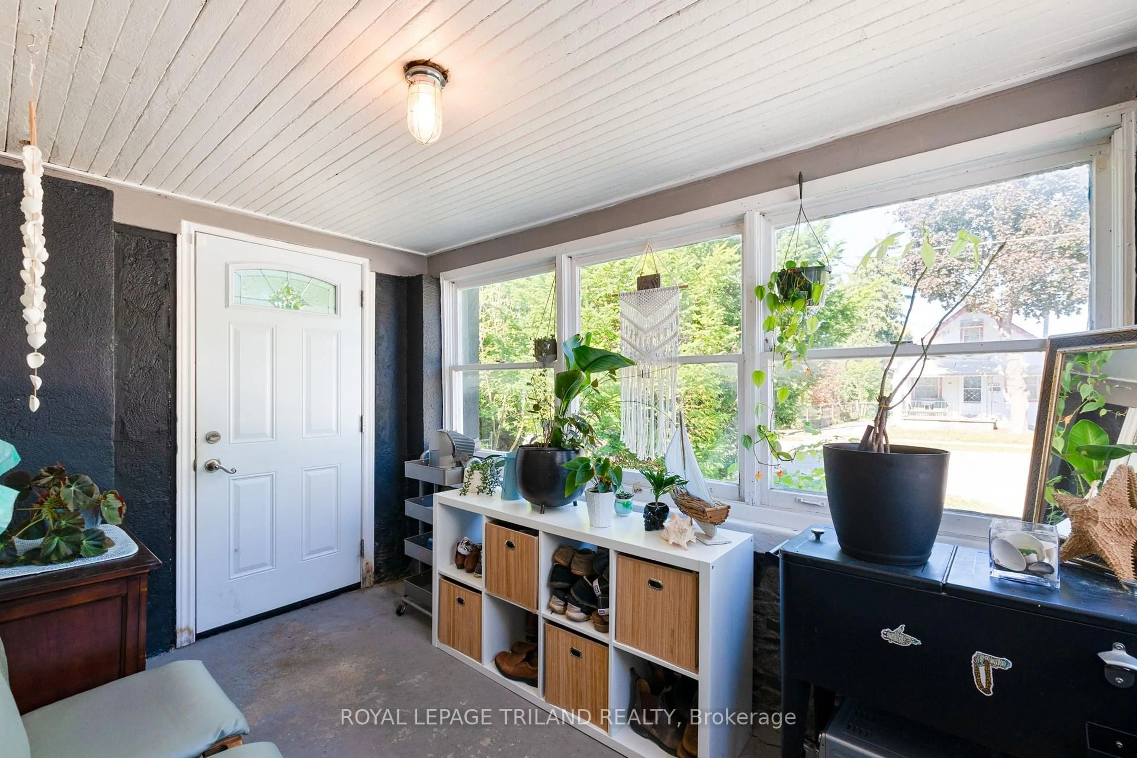 Indoor entryway for 61 Briscoe St, London South Ontario N6J 1M4