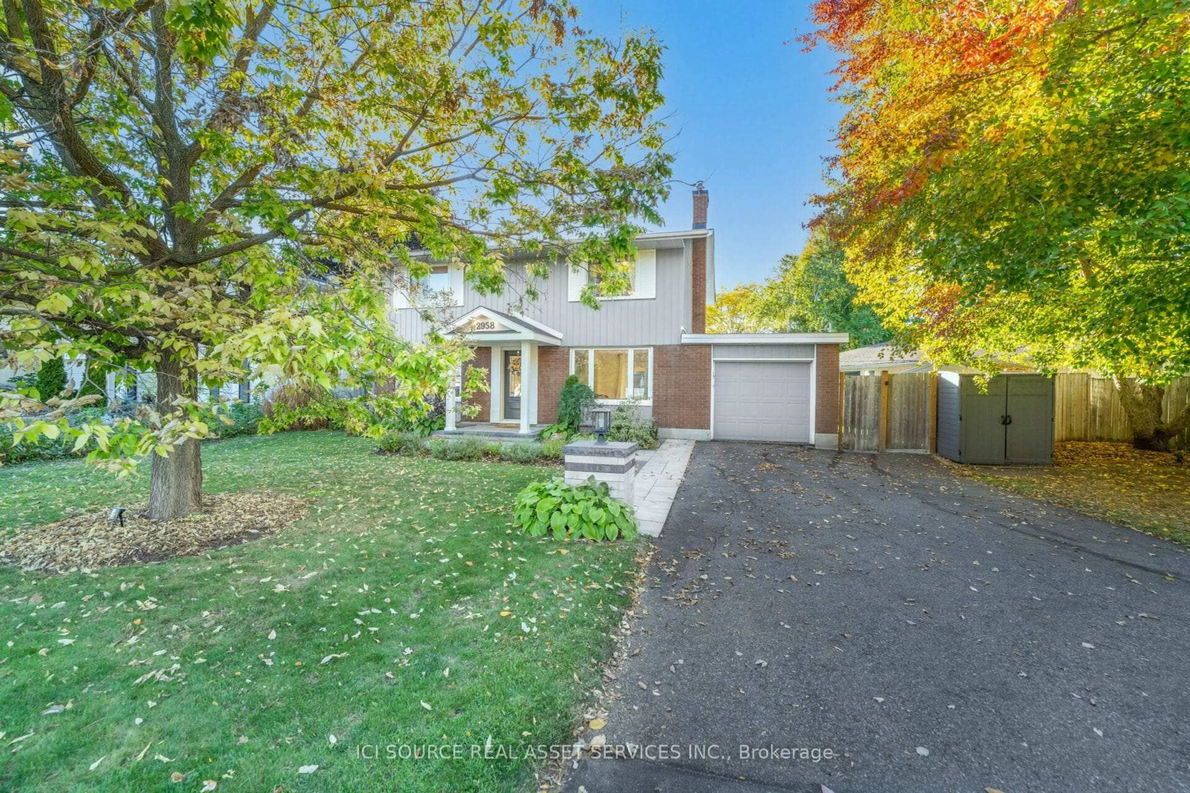 A pic from outside/outdoor area/front of a property/back of a property/a pic from drone, street for 2958 Southmore Dr, Ottawa Ontario K1V 6Z3