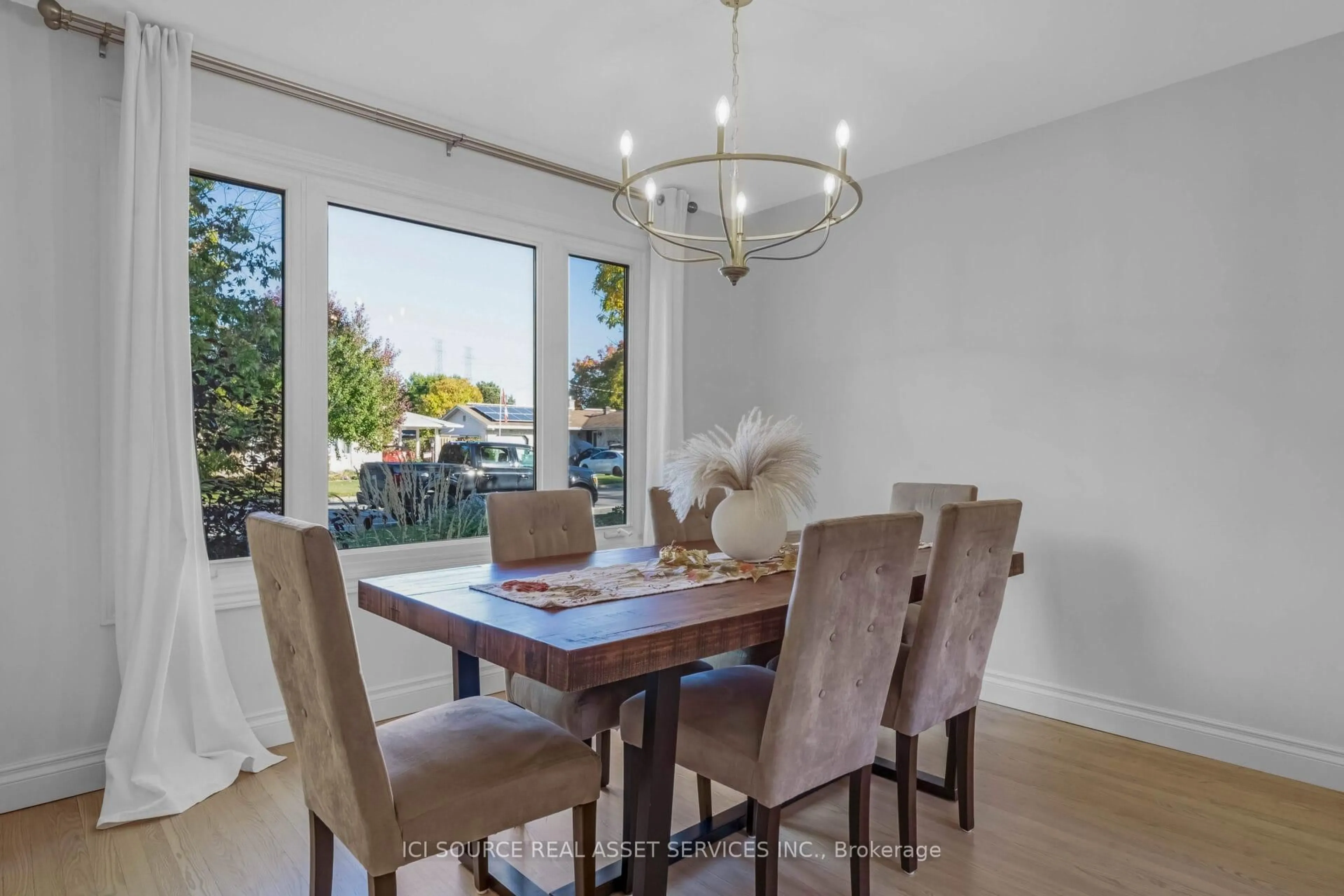 Dining room, wood/laminate floor for 2958 Southmore Dr, Ottawa Ontario K1V 6Z3