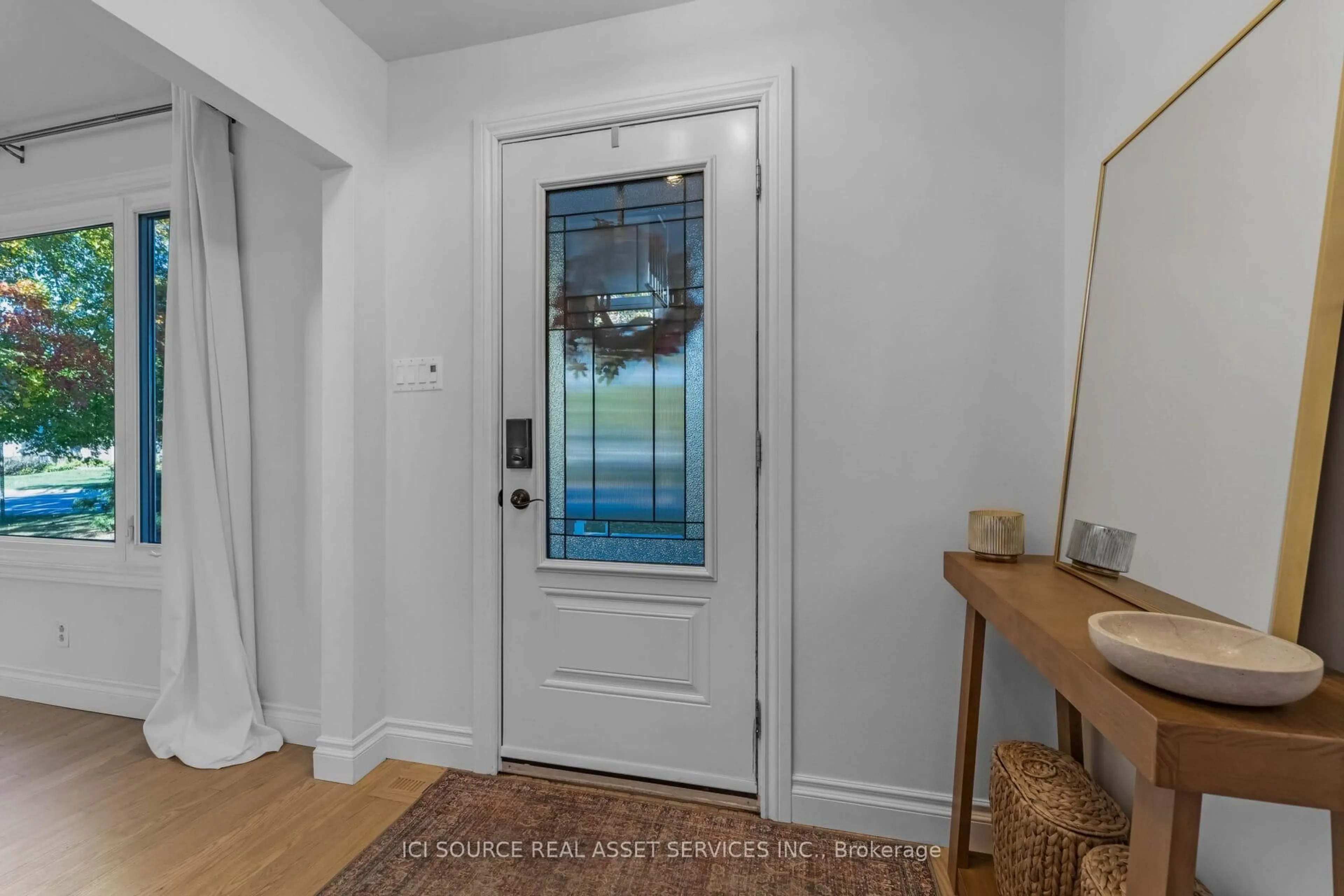 Indoor entryway for 2958 Southmore Dr, Ottawa Ontario K1V 6Z3