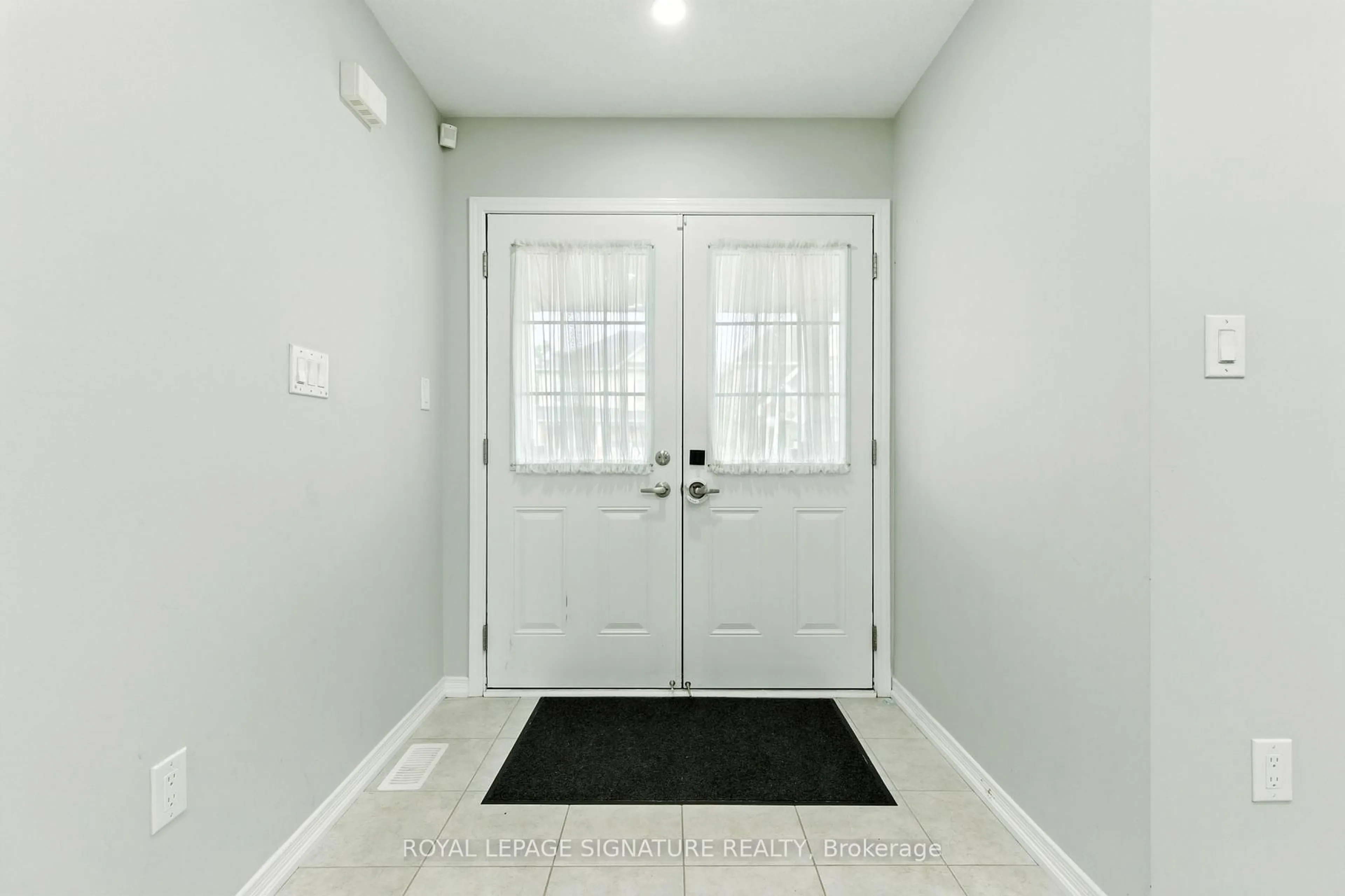 Indoor entryway for 16 Froggy Dr, Thorold Ontario L3B 0G9