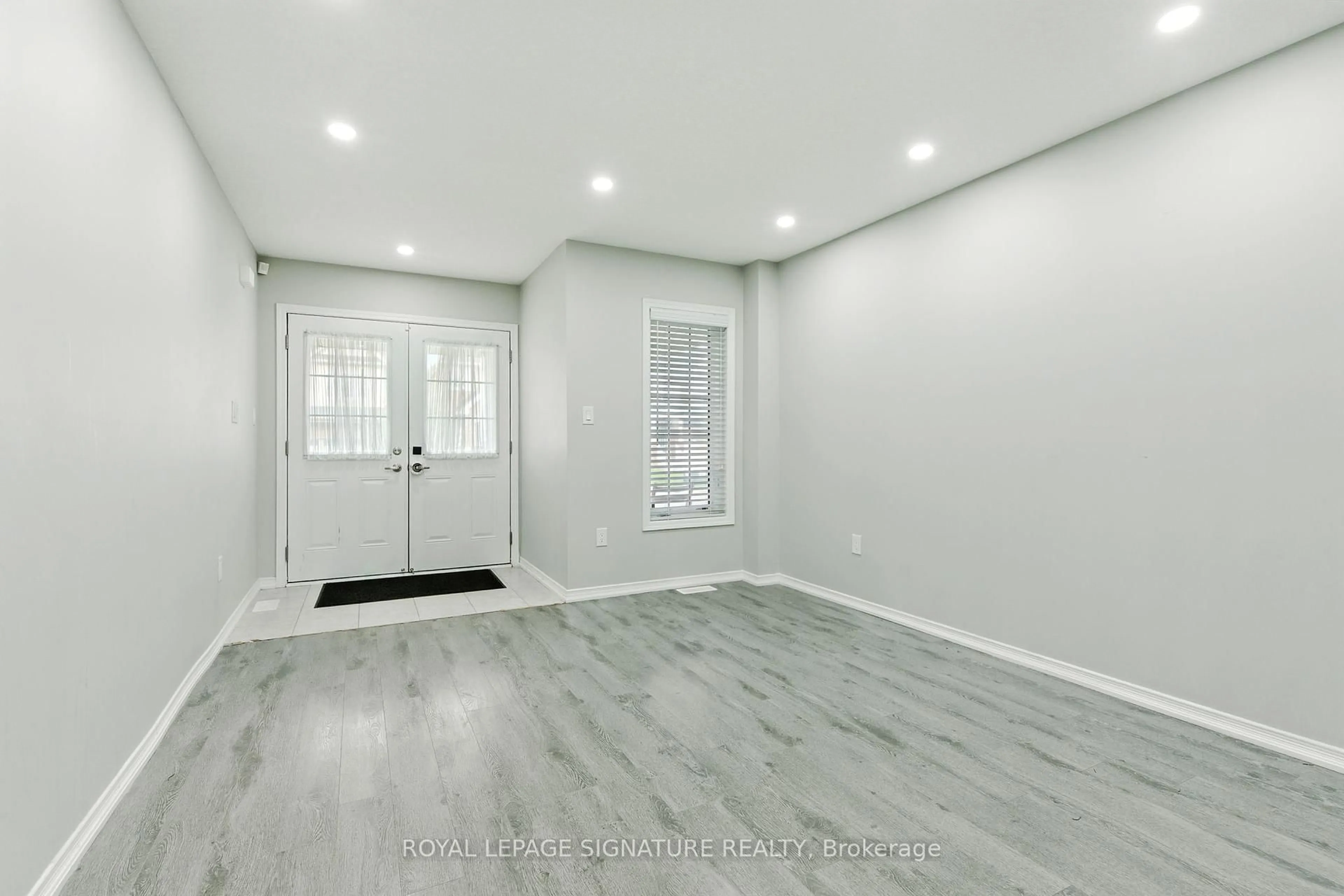 Indoor entryway for 16 Froggy Dr, Thorold Ontario L3B 0G9